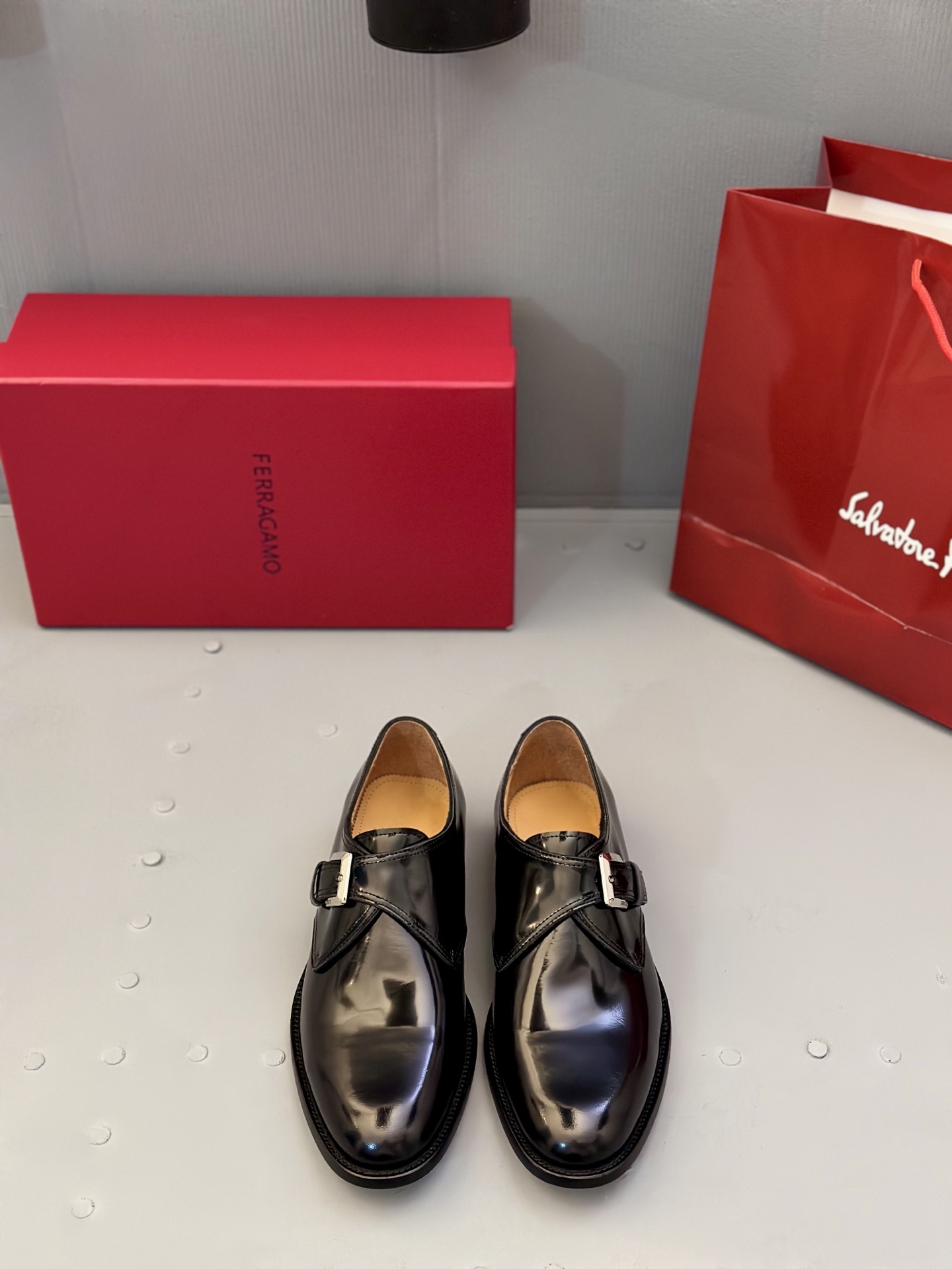 NO:345120,Ferragam~ F Home official website synchronizes new men's formal leather shoes, perfect workmanship, top-notch reproduction, using imported Italian calf leather design, ancient hand-made with original hardware buckle, cowhide inner/foot pad, imported original luxury leather sole, comparable to the counter, welcome to compare!  (38.45.46 Custom made no return or exchange) 39-44, ferragamo, fendi, cowhide, Leather soles19860909Ferragam～ F家官网同步新品男士正装皮鞋,完美做工,顶级复刻,采用进口意大利小牛皮设计,古法手工搭配原版五金扣饰,牛皮内里/垫脚,进口原版奢华真皮大底,媲美专柜,欢迎对比！（38.45.46定做不退换）39-44,,ferragamo,fendi,cowhide,Leather soles,Men's shoes