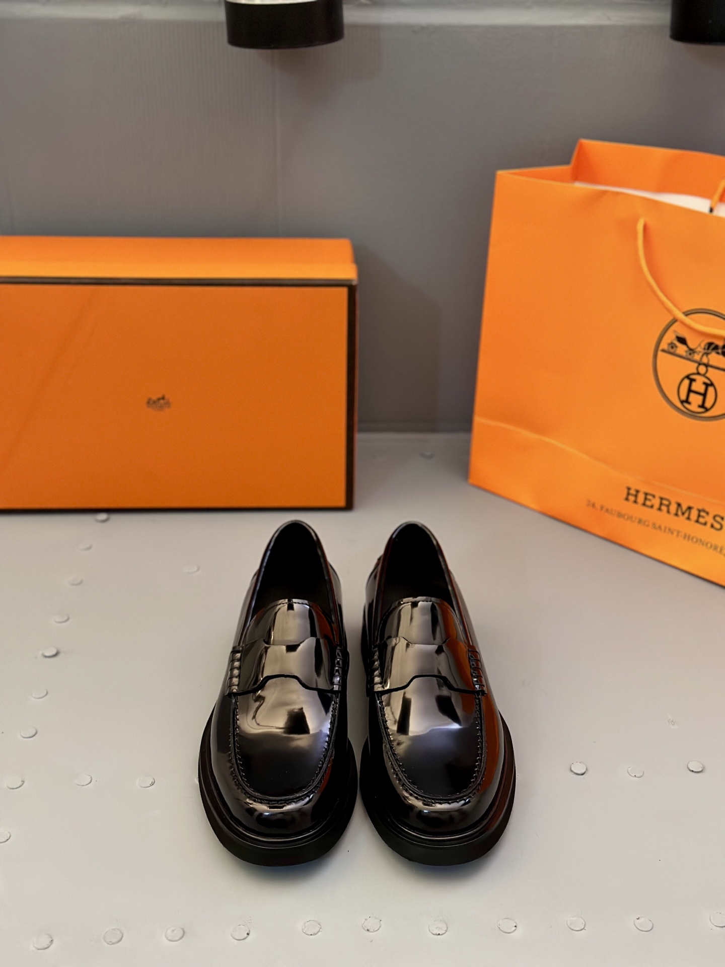 NO:345134,H top purchasing agent Hermes street-fried men's casual leather shoes series, the counter is sold simultaneously with original configuration, Italian imported cowhide fabric, high-quality splicing craftsmanship expert, imported water dyed beef, original soles are specially supplied with original foamed soles, original order goods, high-quality can enter and exit the counter at will, welcome to compare the counter synchronization, the number of codes 39-44 (order 38 45),, hermes, cowhide19860909H顶级代购 爱马仕炸街男神休闲皮鞋系列,专柜同步发售原厂配置,意大利进口牛皮面料,高品质拼接工艺潮达人,进口水染牛里 ,鞋底原厂特供原版发泡大底、原厂跟单货,高品质可随意进出专柜,欢迎对比专柜同步,码数 39-44（ 订 38 45）,,hermes,cowhide,Men's shoes