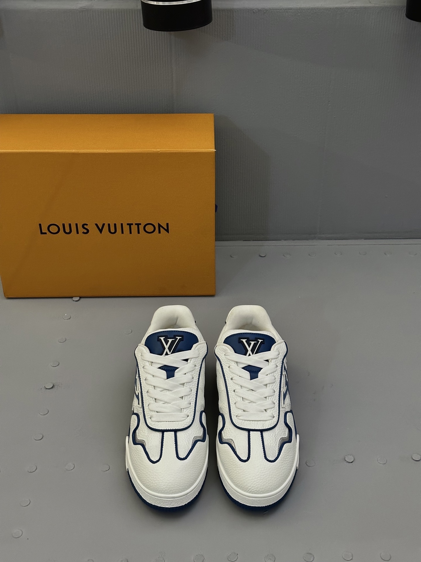 NO:356244,L. v TRAINER casual sneakers Heavy industry creates a special edition. It uses water-dyed calfskin washing technology, exquisite items, and the back #54 logo is the birth of the Yaowang brand in 1854. The hand-written Louis Vuitton logo embellishes one side. The water-dyed gradient has a unique flavor, mesh lining, thick footbeds, classic lv sports shoes, extremely comfortable and very fashionable. The full set of original box packaging 39-44 (38.45. Order),,louis vuitton,louis vuitton,sneakers,cowhide19860909L. v TRAINER 休闲运动鞋 重工打造特别版 采用水染小牛皮水洗工艺,精致单品,后部 #54 标识遥望品牌诞生的 1854 年,男装艺术总监 Virgil Abloh 手写体路易威登标识点缀一侧.水染渐变别有一番风味,网布内里 加厚垫脚,经典lv运动板鞋,舒适度极高,同时极具潮味,全套原盒包装39-44（38.45. 订）,,louis vuitton,louis vuitton,sneakers,cowhide,Men's shoes