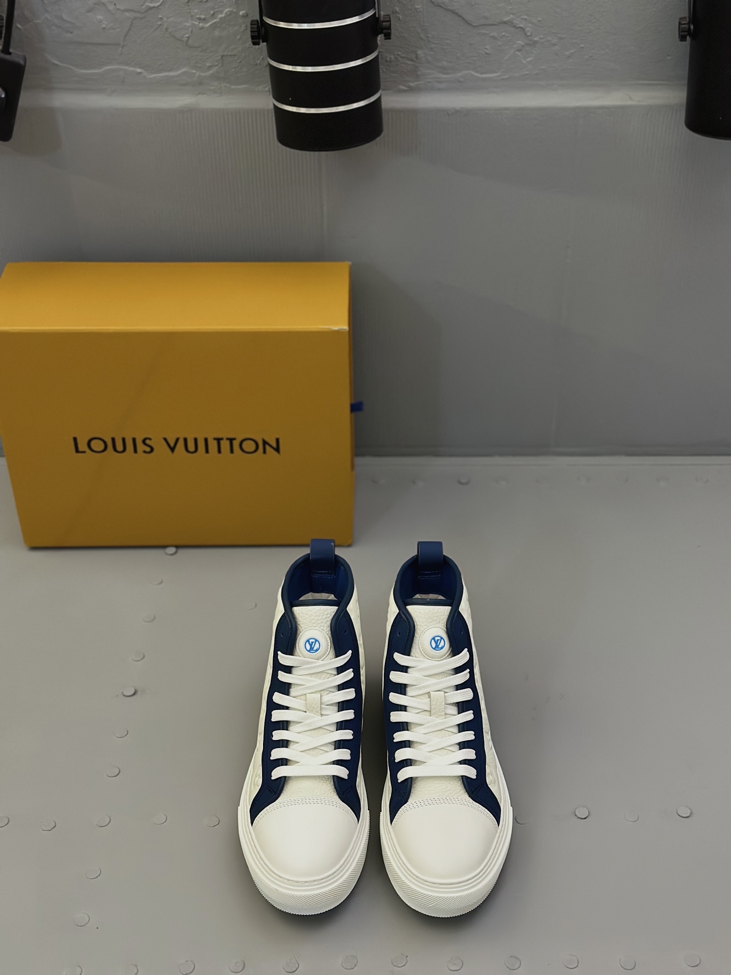 NO:356256,【Louis Vuitton】Louis Vuitton - High-end quality Original single casual sports boots - Upper lying calfskin, Napa calfskin, tongue, shoe body. Seam brand plastic logo logo, heel silk screen brand LOGO - Nelin Napa calfskin, footbed; Brand canvas - Outsole ultra-light TPU foam; molded sole - Ultra-high quality control · fine workmanship highlighted (high-end · noble · grade) -Size 39-44 (38, 45, custom made),,louis vuitton,louis vuitton,boots,cowhide19860909【Louis Vuitton】路易威登 -高端品质 原单·休闲运动靴 -鞋面荔纹小牛皮、纳帕小牛皮、鞋舌.鞋身.车缝品牌塑胶logo标识、后跟丝印品牌LOGO -内里纳帕小牛皮,垫脚；品牌帆布 -大底超轻TPU发泡；成型大底 -超高品控·做工精细凸显(高端·贵气·档次) -Size 39-44（38,45,可订做),,louis vuitton,louis vuitton,boots,cowhide,Men's shoes