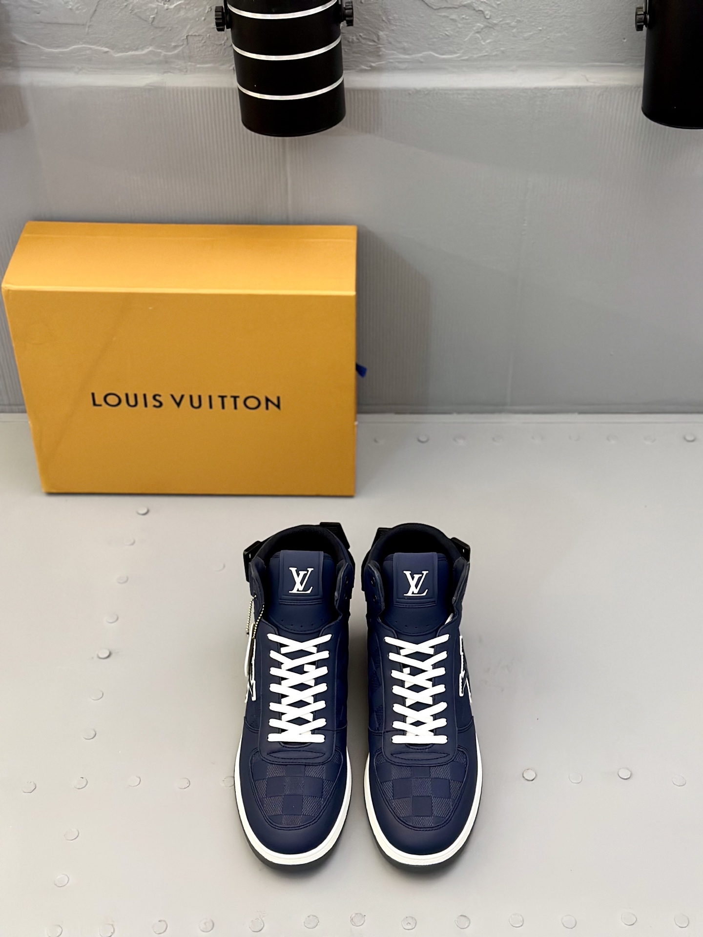 NO:542071,L New high-end casual sports boots for men, using imported cowhide silk-print brand lougou, original large sole, wear-resistant and comfortable, Monogram lougou embellished with rubber outsole, breathable leather inner lining, versatile and classic style!  Size38-44 (45 custom made), boots, cowhide19860909L 新品男士高端休闲运动靴、选用进口头层牛皮丝印品牌lougou,原版大底,耐磨舒适,Monogram lougou点缀橡胶外底,透气皮内里,百搭经典款式！ Size38-44（45定做）,,boots,cowhide,Men's shoes