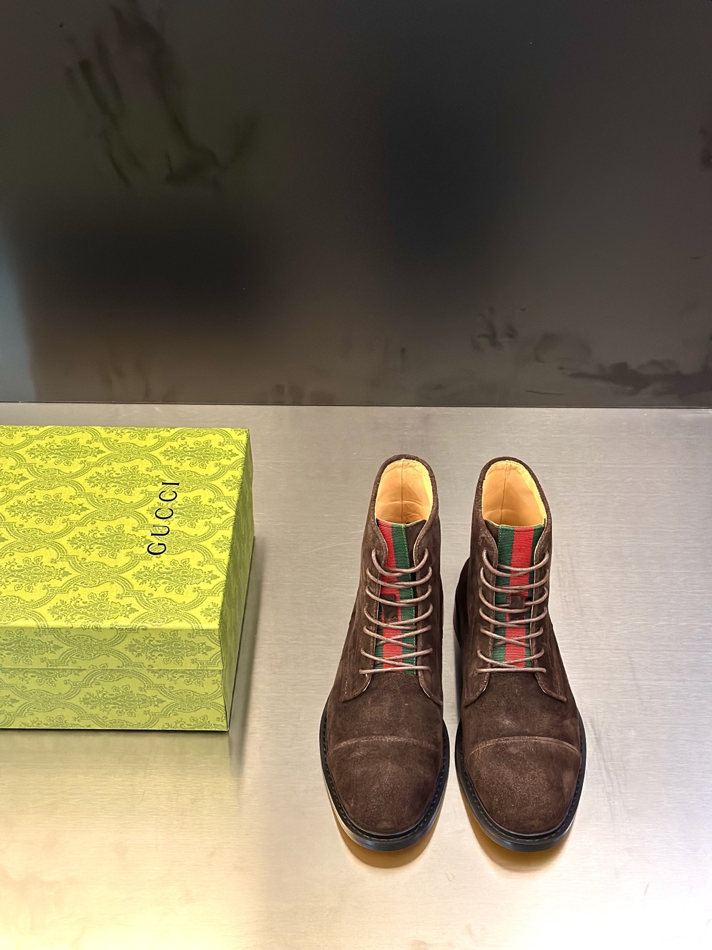 NO:575115,GUUCI/Gucci men's boots are shipped in formal wear. The same style is available at the counter. Top-quality products made in Guangdong. Those who know the goods, hurry up and start!  New men's casual leather shoes, imported calfskin, shiny and translucent leather, uniform leather holes, fine texture, splicing and sewing technology, soft, comfortable and wrinkle-free, elegant Derby shoe shape, thickened and heavy-duty made, high-quality products that kill all currencies in the market, standard gold-label cowhide foot pads, calfskin lining, thickened rubber sole, durable and wear-resistant, ultra-light material, extremely comfortable for the upper foot, smooth surface, splicing lines, two styles to choose from, complete packaging!  Size 39-40-41-42-43-44 (45 customized) leather shoes, boots, cowhide19860909GUUCI/古奇 男靴正装出货 专柜同款 莞产顶级猛货 懂货的赶紧下手！新款男士休闲皮鞋 进口小牛皮 皮料光泽透亮 皮孔均匀 质感细腻 拼接缝制工艺 柔软舒适不起皱褶 德比鞋型优雅大气 加厚重工打造 高品质精品 秒杀市场一切通货 标配金标牛皮垫脚 内里小牛皮 加厚橡胶材质底 经久耐磨 超轻材质 上脚舒适度极高 光面 拼接线条两种款式可选 包装齐全！ 尺码39-40-41-42-43-44（45订做）皮鞋,,boots,cowhide,Men's shoes