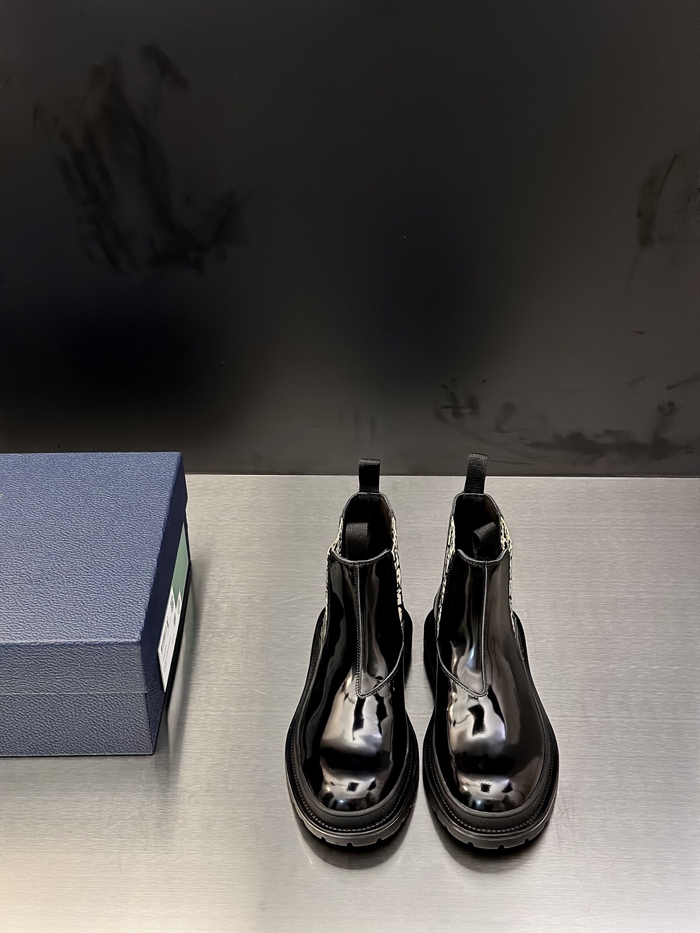 NO:579572,Dior Dior high-top sports shoes, top-notch products produced in Dongguan, show version, leading counter trial style, Nappa cowhide material, light and breathable, soft and comfortable, easier to put on and take off, calfskin leather edging, distinctive sports style, genuine leather tongue Dior letter badge, full of brand style, lightweight embossed pattern rubber sole, light and genuine leather feet, with original packaging Size 39-40-41-42-43-44 (45, 46 customized) leather shoe size, dior, sneakers, cowhide19860909Dior 廸奥 高帮运动鞋 莞产顶级猛货 秀场版 领先专柜尝鲜款式 纳帕牛皮材质 轻盈透气 柔软舒适 穿脱更方便 小牛皮真皮包边装饰 颇具与众不同的运动风范 真皮鞋舌Dior字母徽章 尽显品牌格调 轻质凹凸花纹橡胶鞋底 轻盈且真皮垫脚 配原包装 尺码39-40-41-42-43-44（45、46订做）皮鞋尺码,,dior,sneakers,cowhide,Men's shoes