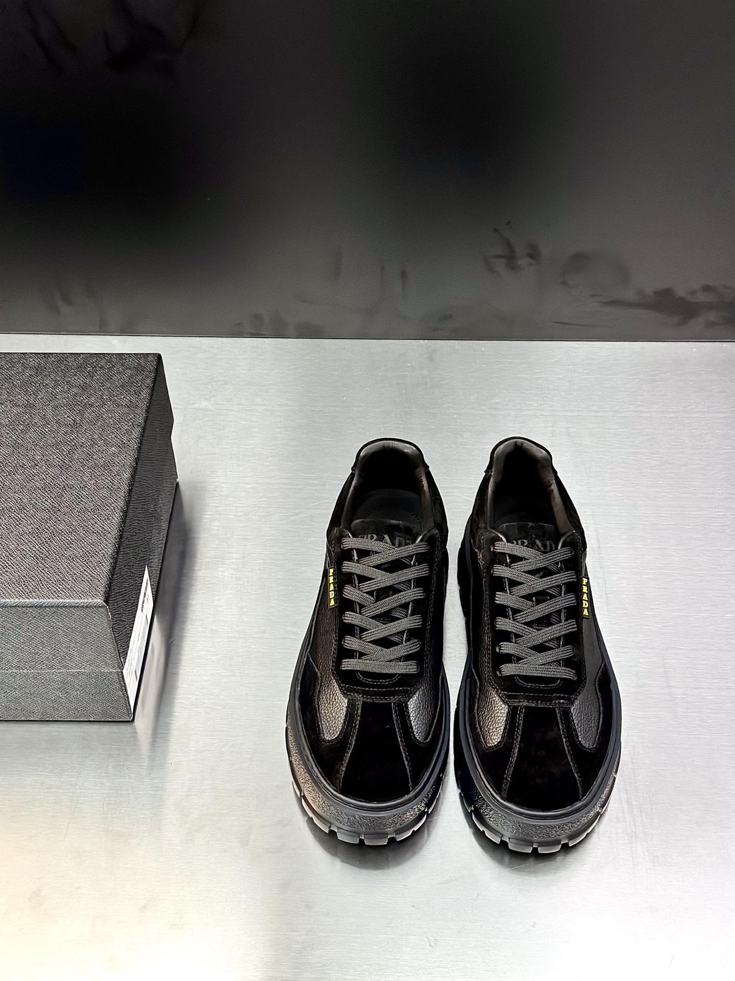 NO:588309,PRAD*—Prada high-end version. Casual model. The upper is made of Italian original cowhide 'high-end, noble, and classy' with exquisite workmanship (original cowhide lining). Cowhide foot pads. The original outsole is specially provided by the original factory, and is taken in kind. Size 39-44 (38.45 customized), prada, prada, cowhide19860909PRAD*—普拉达高版本.休闲款.鞋面采用意原版牛皮「凸显高端·贵气·档次」做工考究（原版牛皮内里）.牛皮垫脚.鞋底原厂特供原版大底, 实物拍摄. 码数39-44（38.45订做）,,prada,prada,cowhide,Men's shoes