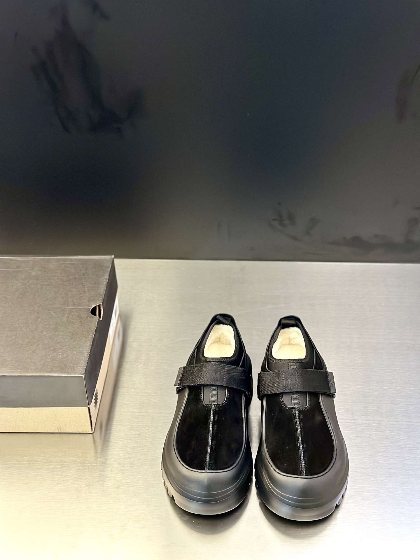 NO:588465,The new UGG fur-integrated men's simple and fashionable snow shoes. The most worth buying at the end of this year are warm casual shoes. Whether you are out and about at home, their comfortable and warm performance will be your most suitable fashion partner!  The material is made of cowhide upper, and the lining is made of imported wool. The two-layer cowhide is warm and comfortable for leisure!  The eva+ rubber patch outsole is cushioning, non-slip and wear-resistant, and has good elasticity. It is light and wear-resistant, comfortable and soft, and the new simple tailoring is more fashionable. It has both practicality and fashion sense, so you no longer have to worry about how to match it in winter, but still maintain your fashionable taste. The material is made of high-quality genuine wool from Dongguan. Look at the details!  Size 36-37-38-39-40-41-42-43-44-45 sneaker size, sneakers,cowhide19860909新款UGG 皮毛一体男款简约时尚雪地鞋 今年年底最值得入手的那是保暖休闲鞋子,无论外出居家其舒适保暖性能都是你最贴合的时尚伴侣！ 材料采用牛皮鞋面,内里采用进口羊毛.二层牛皮保暖 休闲舒适！ eva+橡胶贴片大底,缓冲,防滑耐磨,和良好的弹性,轻盈耐磨,舒适柔软,全新简洁剪裁,更显时尚,兼具穿搭实用性和时尚感,让您在冬天不再忧愁如何搭配,依然不失时尚品味.莞产高品真羊毛 材质看细节！ 尺码36-37-38-39-40-41-42-43-44-45 运动鞋尺码,,sneakers,cowhide,Men's shoes