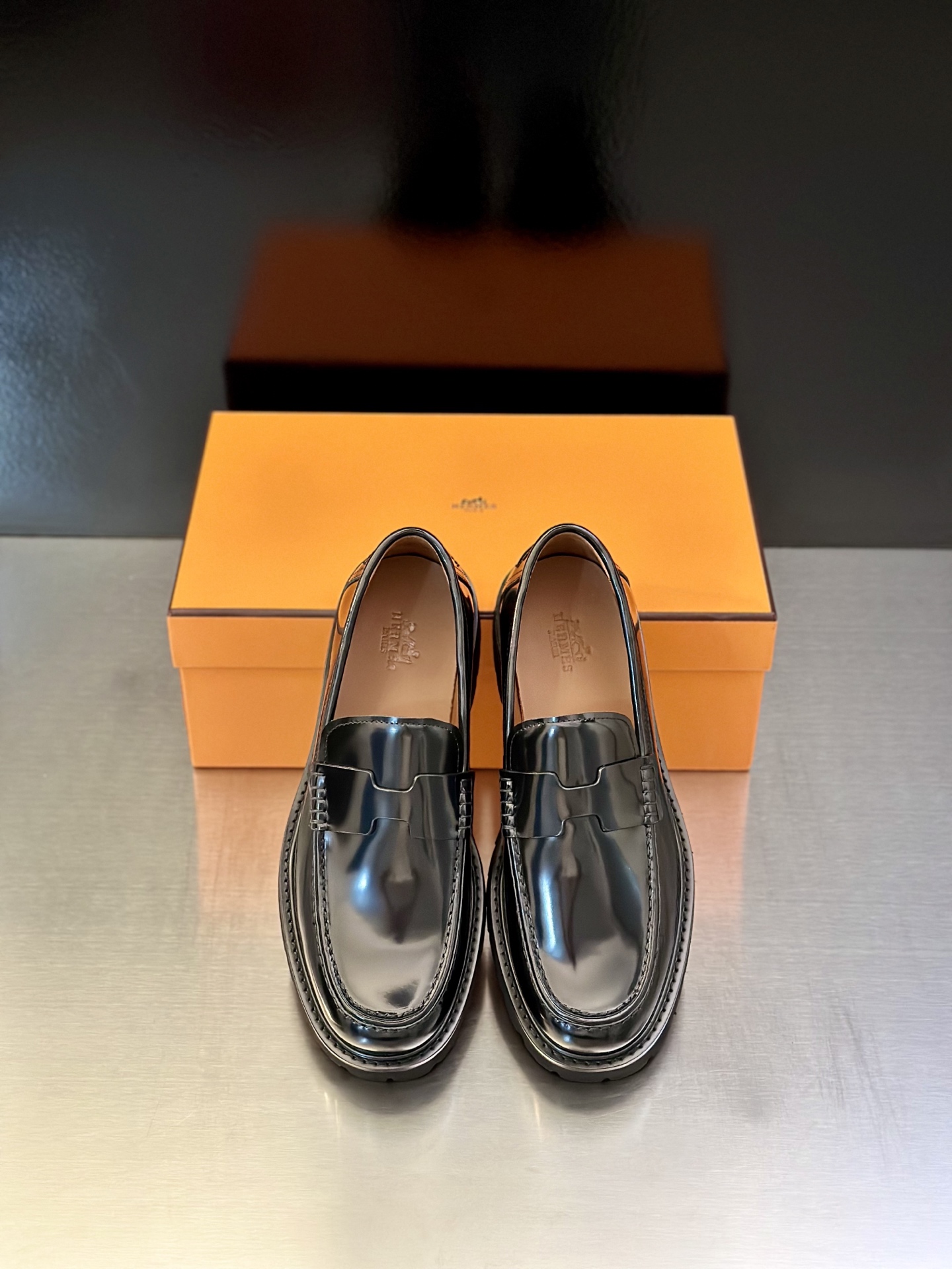 NO:589190,H Top Purchasing Hermès casual leather shoes series for street heroes. The original configuration is sold simultaneously at the counter. Italian imported cowhide fabrics, high-quality splicing technology, imported water-dyed cowhide. The soles are specially provided with original foam outsole and original factory follow-up goods. High quality. You can enter and exit the counter at will. You are welcome to compare and synchronize with the counter. The code number is 39-44 (order 38 45), hermes, cowhide19860909H顶级代购 爱马仕炸街男神休闲皮鞋系列,专柜同步发售原厂配置,意大利进口牛皮面料,高品质拼接工艺潮达人,进口水染牛里 ,鞋底原厂特供原版发泡大底、原厂跟单货,高品质可随意进出专柜,欢迎对比专柜同步,码数 39-44（ 订 38 45）,,hermes,cowhide,Men's shoes