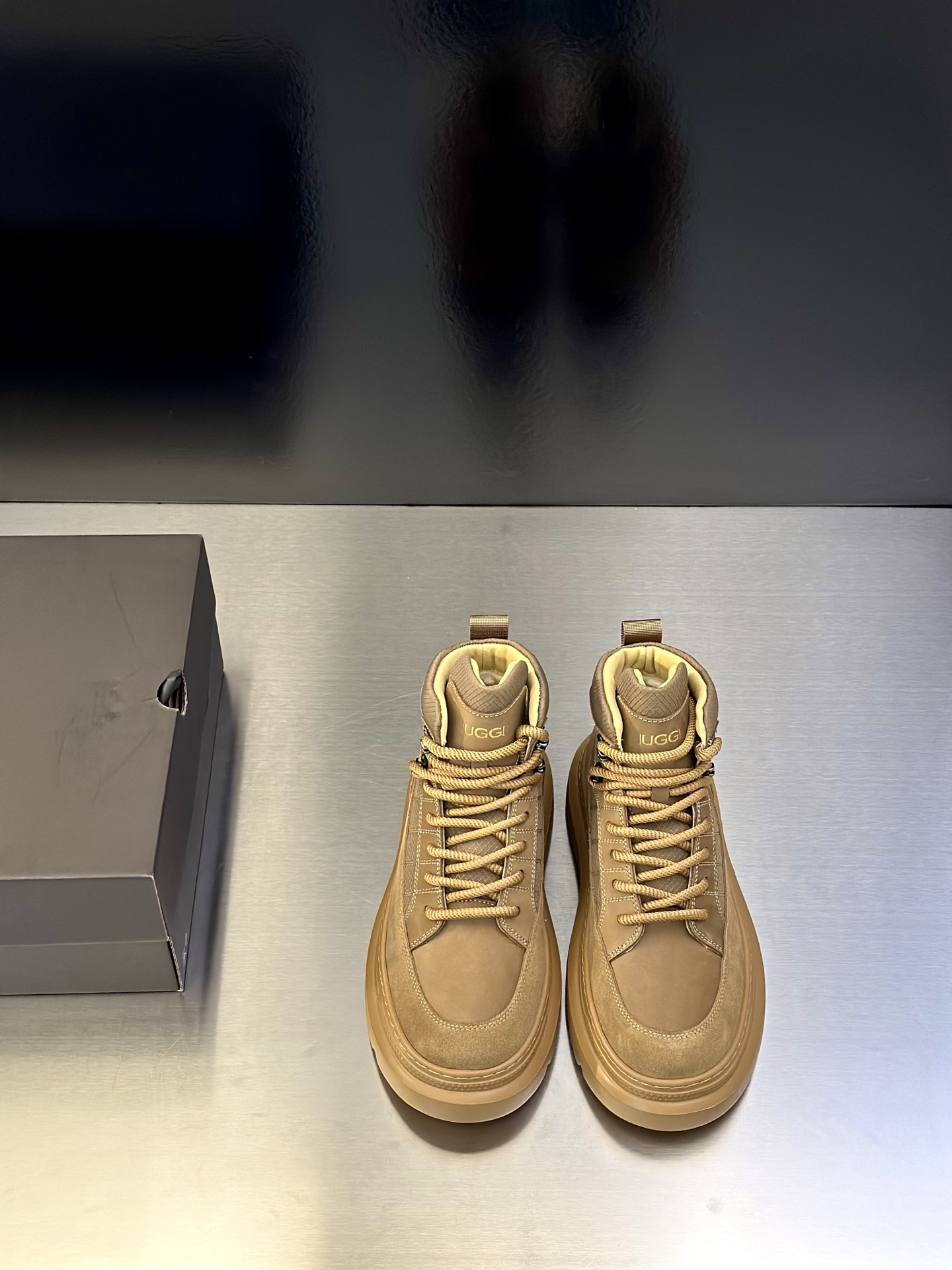 NO:590062,The new UGG fur-integrated men's simple and fashionable snow shoes. The most worth buying at the end of this year are warm casual shoes. Whether you are out and about at home, their comfortable and warm performance will be your most suitable fashion partner!  The material is made of cowhide upper, and the lining is made of imported wool. The two-layer cowhide is warm and comfortable for leisure!  The eva+ rubber patch outsole is cushioning, non-slip and wear-resistant, and has good elasticity. It is light and wear-resistant, comfortable and soft, and the new simple tailoring is more fashionable. It has both practicality and fashion sense, so you no longer have to worry about how to match it in winter, but still maintain your fashionable taste. The material is made of high-quality genuine wool from Dongguan. Look at the details!  Size 38-39-40-41-42-43-44-45 sneaker size, sneakers,cowhide19860909新款UGG 皮毛一体男款简约时尚雪地鞋 今年年底最值得入手的那是保暖休闲鞋子,无论外出居家其舒适保暖性能都是你最贴合的时尚伴侣！ 材料采用牛皮鞋面,内里采用进口羊毛.二层牛皮保暖 休闲舒适！ eva+橡胶贴片大底,缓冲,防滑耐磨,和良好的弹性,轻盈耐磨,舒适柔软,全新简洁剪裁,更显时尚,兼具穿搭实用性和时尚感,让您在冬天不再忧愁如何搭配,依然不失时尚品味.莞产高品真羊毛 材质看细节！ 尺码38-39-40-41-42-43-44-45 运动鞋尺码,,sneakers,cowhide,Men's shoes