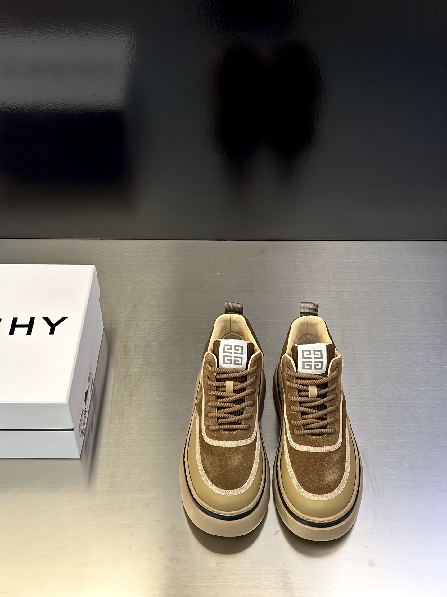 NO:590070,Gv *y~ Brand new GIV 1 men's thick-soled and elevated casual sports shoes, the uppers are made of high-quality calfskin and breathable fabric!  The on-foot effect is handsome and stylish, with an increase of 4CM to enhance the aura. The shoe body is designed with contrasting colors and is decorated with 4G LOGO and three-dimensional GIVENCHY logo. The lightweight TPU foam outsole makes the foot feel light and comfortable!  Size39-44 (customized at 38.45),,givenchy,sneakers,cowhide19860909Gv *y～全新GIV 1男士厚底增高休闲运动鞋,鞋面高品质小牛皮拼接透气布面制成！上脚效果帅气有型,增高4CM,提升气场,鞋身撞色拼接设计,饰有4G LOGO标志和立体GIVENCHY标志.轻质TPU发泡大底,脚感轻便舒适！ Size39-44（38.45定做）,,givenchy,sneakers,cowhide,Men's shoes