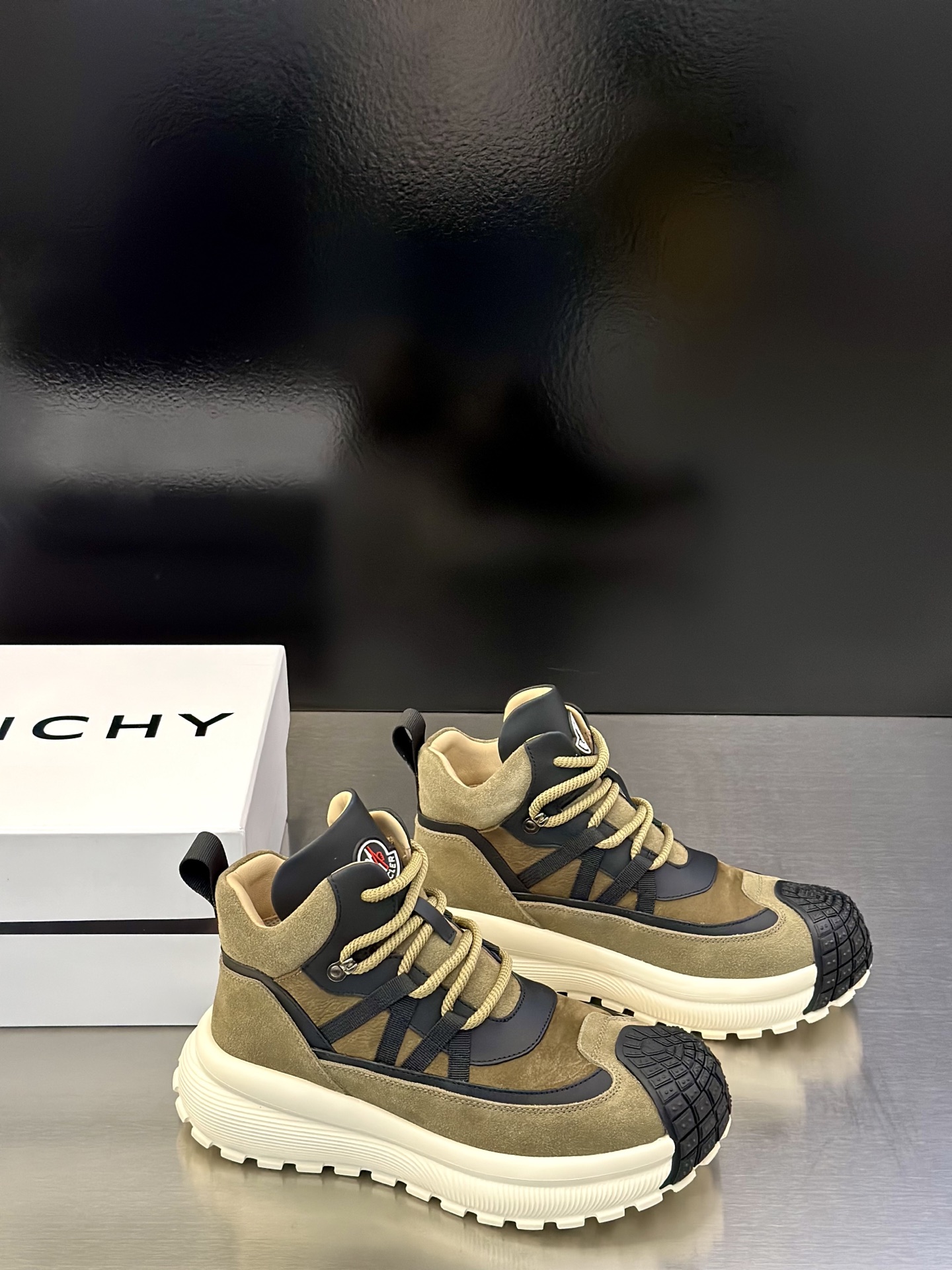 Moncler男 Style Men's Shoes Lookbook Reference image 2