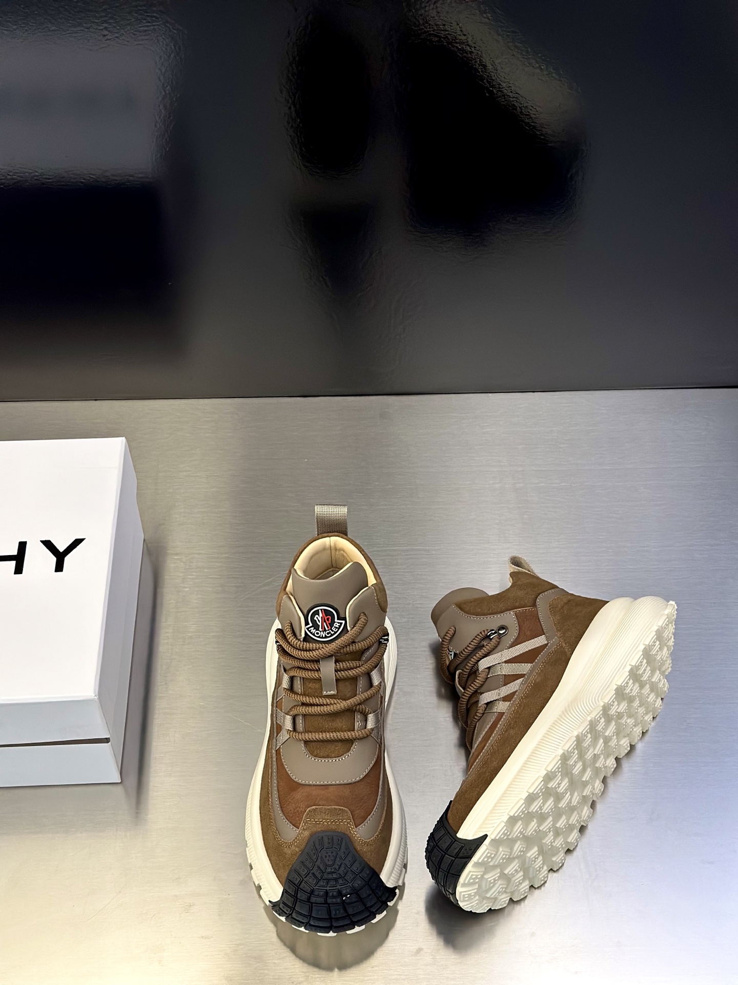 Moncler男 Style Men's Shoes Lookbook Reference image 2