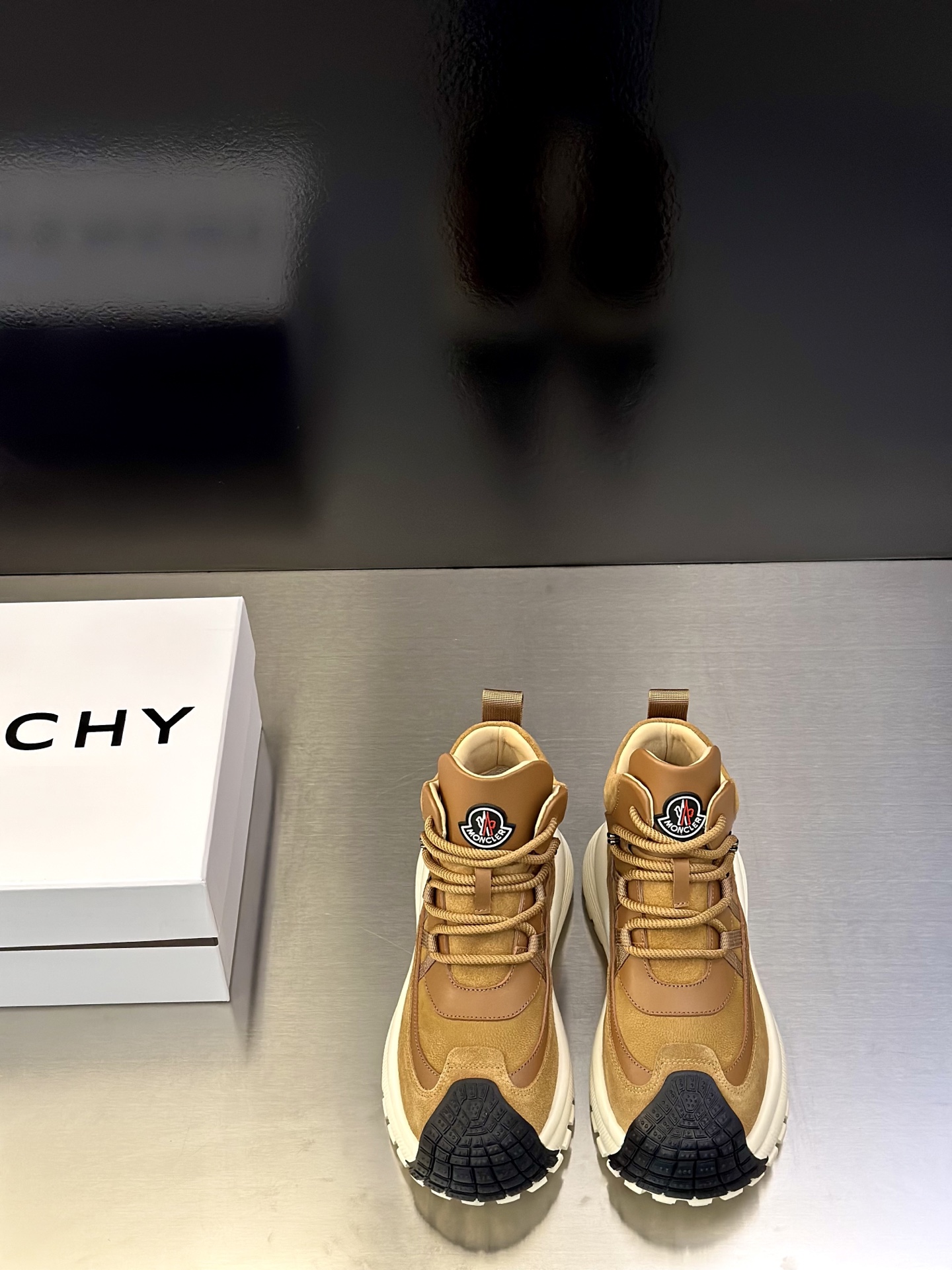 NO:590077,Moncler men's sports shoes, imported breathable mesh, neoprene, made of various materials, the upper is designed with shoelaces and rubber inserts, with the Moncler logo on the heel, and the outsole is made of TPU+rubber+high-elastic rubber foam. It has high elasticity and high wear resistance, improving comfort. Whether it is the upper or the color design, it is worth buying!  Size39-44 (38 45 customized),,Moncler,sneakers19860909Moncler蒙口 男鞋运动鞋,进口透气网面、氯丁橡胶 各种材质拼接打造,鞋面采用鞋带和橡胶嵌件设计,后跟Moncler标志,大底采用TPU+橡胶+高弹橡胶发泡组合成型,具有高弹性高耐磨性,提高舒适性,无论是鞋面还是颜色设计都值得入手！Size39-44（38 45定做）,,Moncler,sneakers,Men's shoes