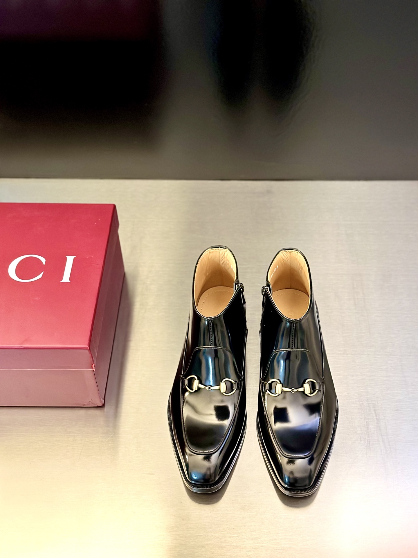 NO:620686,GUCC* Men's Mocassin loafers. These loafers are made of very soft grained cowhide and velvet cowhide. They have a classic and elegant silhouette. The upper shows charming and delicate light and shadow. The front is embellished with a hand-sewn ribbon that symbolizes the 'Gucci brand logo'. It is equipped with a genuine leather sole made of injection molded rubber and a full cowhide lining. The upper foot is soft and comfortable, and the style is simple and elegant. Comes with a complete set of original packaging dust bag shoehorn!  Code number 39-40-41-42-43-44 (45.46 customized),,gucci,loafers,cowhide19860909GUCC* 男士Mocassin乐福鞋 这款乐福鞋采用十分柔软的粒面牛皮和丝绒牛皮革打造,经典优雅轮廓,鞋面展现出迷人细腻的光影,正面点缀象征性“Gucci品牌标识”的手缝饰带,搭配以注塑橡胶的真皮鞋底,全牛皮内里垫脚.上脚柔软舒适,款式简约大气.配全套原包装防尘袋鞋拔！ 码数39-40-41-42-43-44（45.46 订做）,,gucci,loafers,cowhide,Men's shoes