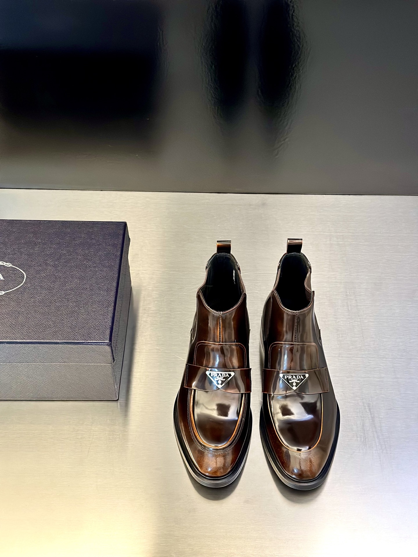 NO:620689,PRAD* is a work of ingenuity, full of Italian flavor. The first layer of crystal sheepskin surface has no trimming at all, and the leather with insect spots, blood vessels, and ribs will be removed. The first layer of calfskin is inside, so you can compare it with everything in terms of craftsmanship and cost. The insole has memory foam. Size 39/40/41/42/43/44 (38.45.46.  Customized),,prada,cowhide,sheepskin19860909PRAD* 匠心之作,满满都是意大利的味道. 头层水晶羊皮面,完全没有一点点修面,有虫斑,有血管,筋纹的皮料都会打掉,内里头层小牛皮,所以不管是工艺还是成本您都可以跟所有的东西对比.鞋垫带有记忆泡棉. 尺码39/40/41/42/43/44（38.45.46. 订做）,,prada,cowhide,sheepskin,Men's shoes