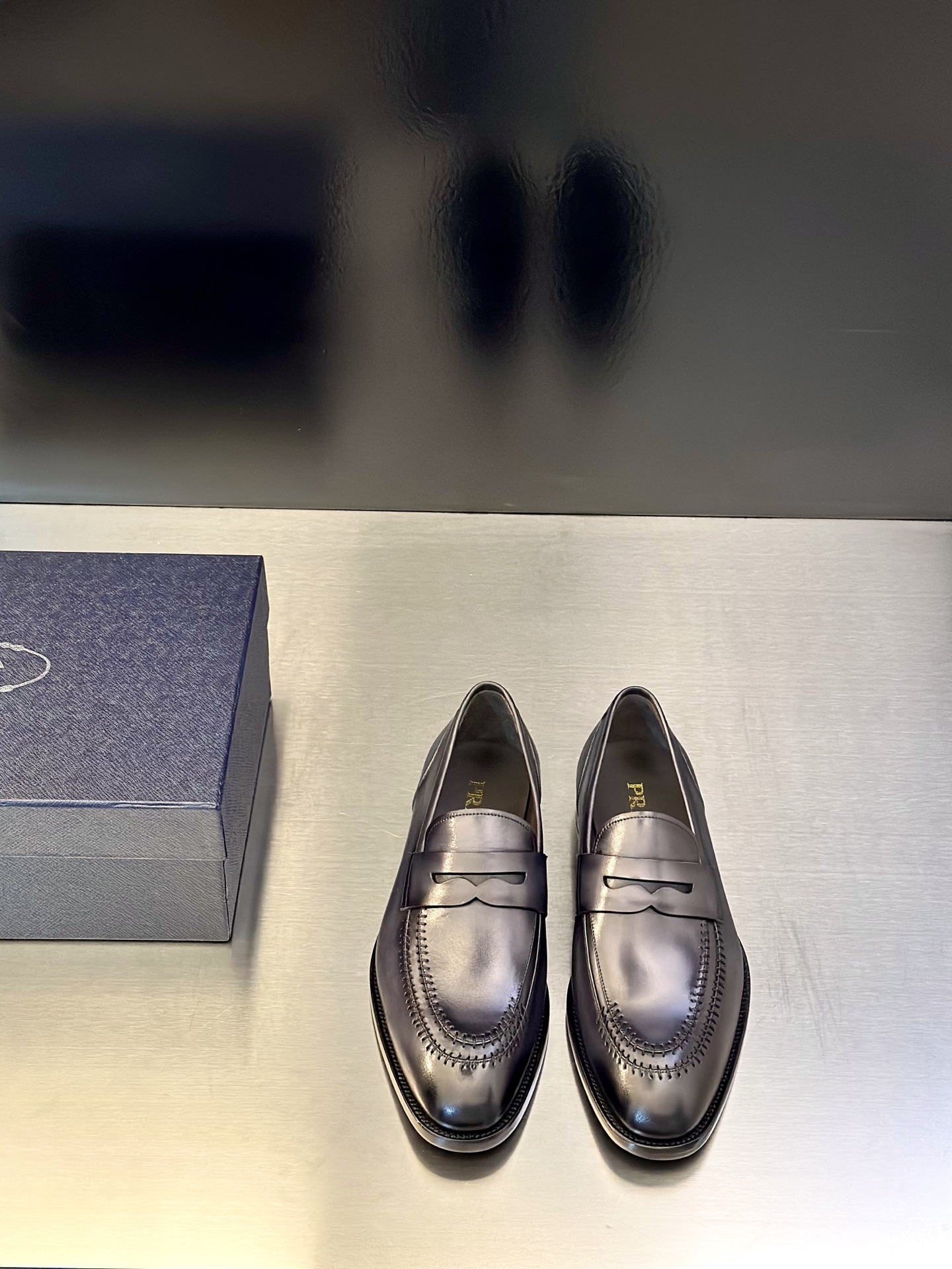 NO:620900,PRAD* is a work of ingenuity, full of Italian flavor. The first layer of water-dyed cowhide has no trimming at all, and the leather with insect spots, blood vessels, and ribs will be removed. The inner layer is first layer of calfskin, so you can compare it with everything in terms of craftsmanship and cost. The insole has memory foam. Size 39/40/41/42/43/44 (38.45.46.  Customized),,prada,cowhide19860909PRAD* 匠心之作,满满都是意大利的味道. 头层水染牛皮面,完全没有一点点修面,有虫斑,有血管,筋纹的皮料都会打掉,内里头层小牛皮,所以不管是工艺还是成本您都可以跟所有的东西对比.鞋垫带有记忆泡棉. 尺码39/40/41/42/43/44（38.45.46. 订做）,,prada,cowhide,Men's shoes