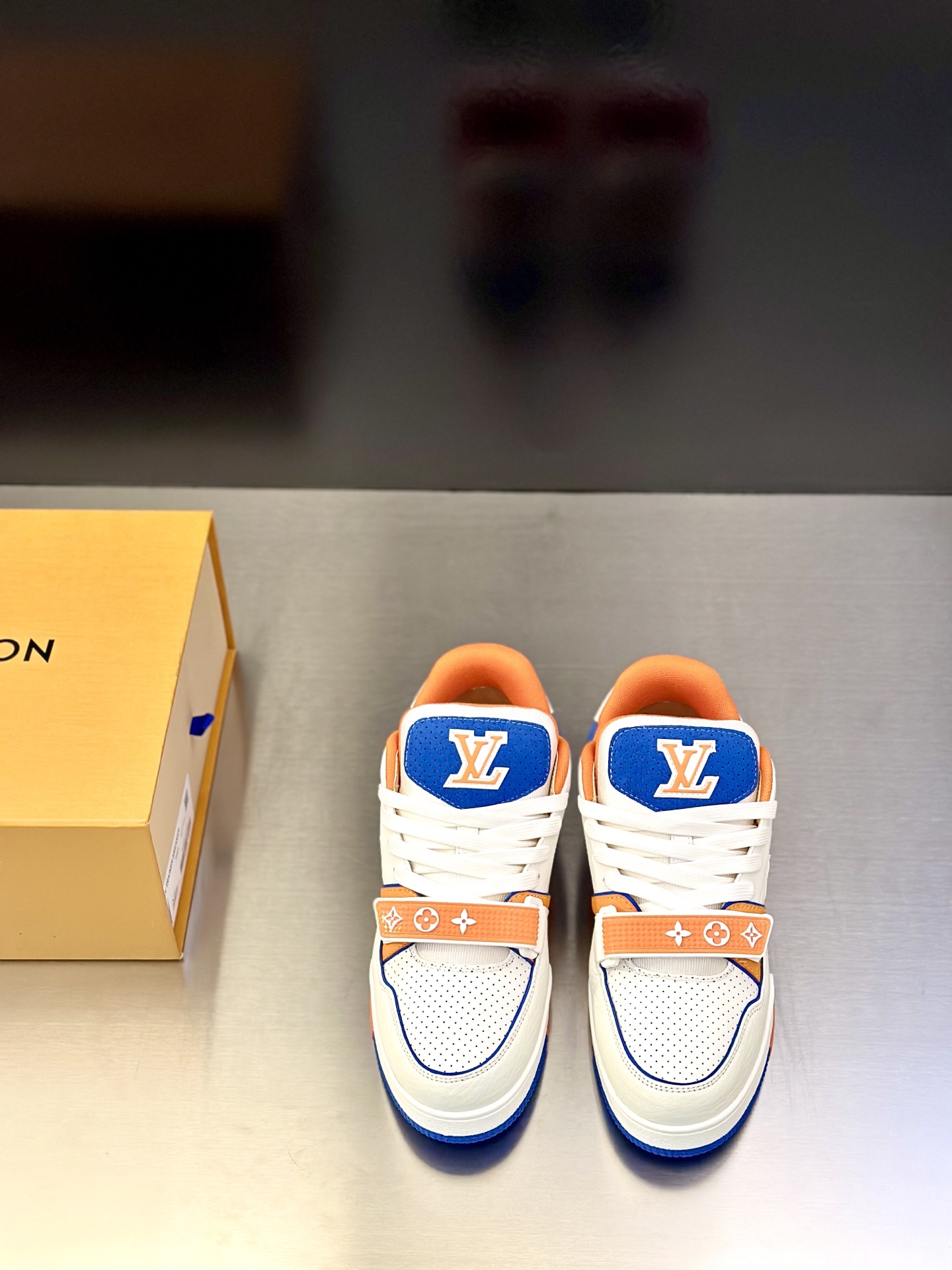 NO:620905,LV's new couple's sneakers are made of first-layer cowhide leather for the upper, lining and insoles, which are both delicate and durable!  The thick-soled design quietly increases the height by 5cm, elongates the leg lines, is very versatile for daily wear, and full of youthful vitality +. Simple style + breathable and comfortable, you will not be tired if you wear it for a long time, suitable for commuting and leisure. size35-44 (38.45 46 customized), louis vuitton, sneakers, cowhide19860909LV新款情侣运动鞋,鞋面、内里和鞋垫都用头层牛皮,质感细腻又耐用！厚底设计悄悄增高5cm,拉长腿部线条,日常穿搭超百搭,青春活力感满满＋.简约风格+透气舒适,长时间穿也不累,通勤休闲都适合. size35-44（38.45 46定制）,,louis vuitton,sneakers,cowhide,Men's shoes