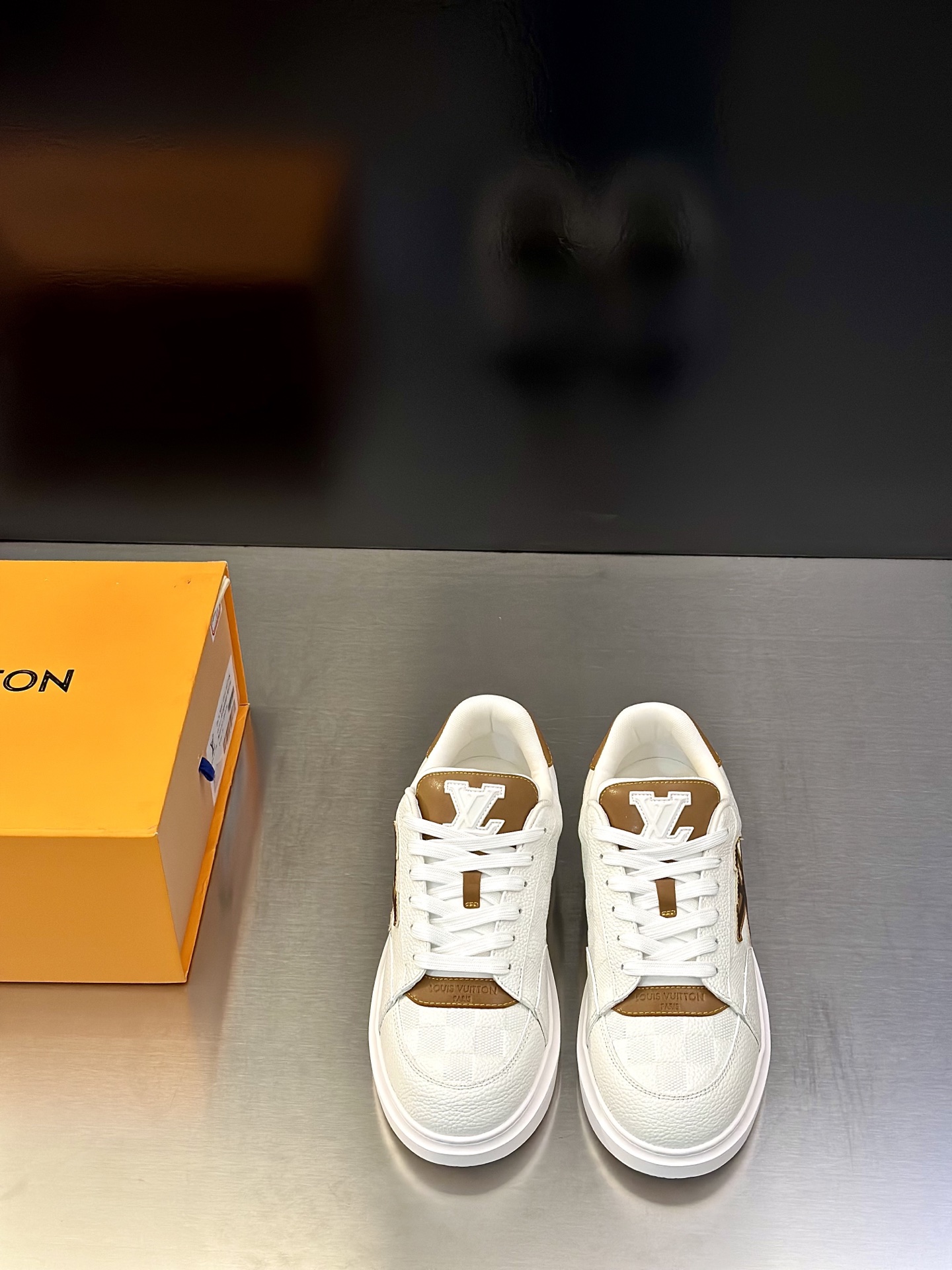 NO:621500,LV's new sports shoes are made of first-layer cowhide leather for the uppers, linings and insoles, with a delicate texture and durability!  The thick-soled design quietly increases the height by 5cm and lengthens the leg lines. It is very versatile for daily wear and full of youthful vitality +. Simple style + breathable and comfortable. It is not tiring to wear for a long time and is suitable for commuting and leisure. size39-44 (customized at 38.45), louis vuitton, sneakers, cowhide19860909LV新款运动鞋,鞋面、内里和鞋垫都用头层牛皮,质感细腻又耐用！厚底设计悄悄增高5cm,拉长腿部线条,日常穿搭超百搭,青春活力感满满＋.简约风格+透气舒适,长时间穿也不累,通勤休闲都适合. size39-44（38.45 定制）,,louis vuitton,sneakers,cowhide,Men's shoes