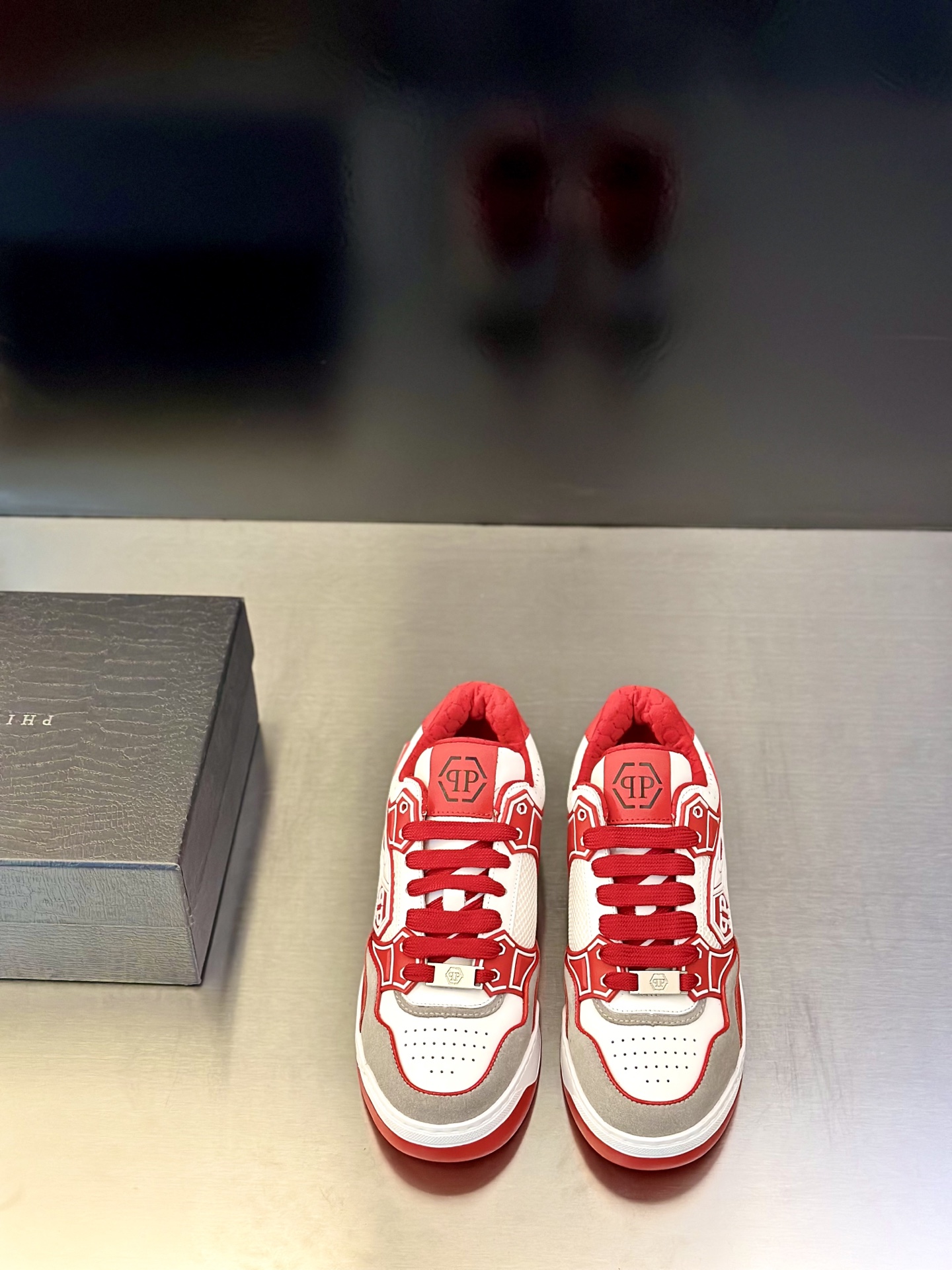 NO:621489,PP [PHILIPP PLEIN] top original product, explore the uniqueness of this pair of nappa leather hexagonal decoration, shock-absorbing sneakers. Napa leather fabric, comfortable and warm lining, patented logo around the middle of the sole for more support, metal PP and hexagonal pattern, containing high-tech, ergonomic, ultra-lightweight, shock-absorbing and breathable removable insole, sturdy and durable molded outsole. Size 39-45, (38.46 custom-made,) Discover  the uniqueness of these nappa Hexagon lo-top sneakers. Check out the details.●Nappa Logo on patent collar Metal PP Hexagon on the rubber strap that goes from the sole to the quarter Nickel-plated metal heel stabilizer Hi-tech,ergonomic, ultra lightweight, shock-absorbing rubber midsole Molded outsole Inner lining and removable insole,,sneakers19860909PP[PHILIPP PLEIN]顶级原单货,探索这双纳帕真皮的六边形装饰,减震运动鞋的独特之处.纳帕真皮面料,舒适保暖内里,拥有专利项的标志环绕鞋底中部更具托力,金属PP和六边形图案,含有高科技、符合人体工学、超轻量化、减震透气可拆卸鞋垫,坚固耐用模制外底. 码数39-45,（38.46订做,） Discover the uniqueness of these nappa Hexagon lo-top sneakers. Check out the details.●Nappa Logo on patent collar Metal PP Hexagon on the rubber strap that goes from the sole to the quarter Nickel-plated metal heel stabilizer Hi-tech,ergonomic, ultra lightweight, shock- absorbing rubber midsole Moulded outsole Inner lining and removable insole,,sneakers,Men's shoes