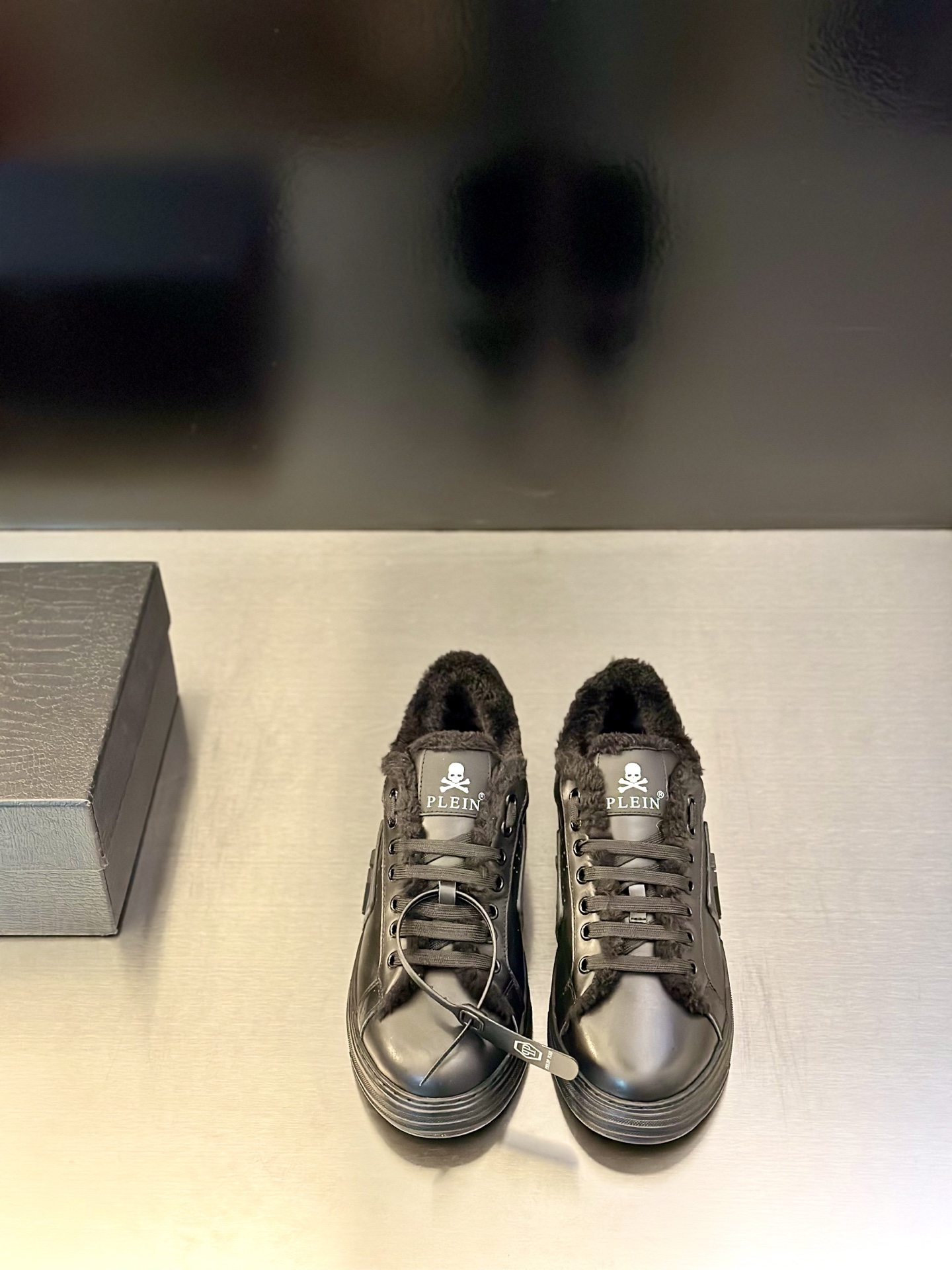 NO:621491,PP [PHILIPP PLEIN] top original product, discover the uniqueness of this pair of nappa leather hexagonal decoration, shock-absorbing sneakers. Nappa leather fabric, comfortable and warm lining, patented logo around the middle of the sole for more support, metal PP and hexagonal pattern, containing high-tech, ergonomic, ultra-lightweight, shock-absorbing and breathable removable insole, sturdy and durable molded outsole. Size 38-45, Discover the uniqueness of these nappa Hexagon  lo-top sneakers. Check out the details.●Nappa Logo on patent collar Metal PP Hexagon on the rubber strap that goes from the sole to the quarter Nickel-plated metal heel stabilizer Hi-tech,ergonomic, ultra lightweight, shock-absorbing rubber midsole Molded outsole Inner lining and removable insole,,sneakers19860909PP[PHILIPP PLEIN]顶级原单货,探索这双纳帕真皮的六边形装饰,减震运动鞋的独特之处.纳帕真皮面料,舒适保暖内里,拥有专利项的标志环绕鞋底中部更具托力,金属PP和六边形图案,含有高科技、符合人体工学、超轻量化、减震透气可拆卸鞋垫,坚固耐用模制外底. 码数38-45, Discover the uniqueness of these nappa Hexagon lo-top sneakers. Check out the details.●Nappa Logo on patent collar Metal PP Hexagon on the rubber strap that goes from the sole to the quarter Nickel-plated metal heel stabilizer Hi-tech,ergonomic, ultra lightweight, shock- absorbing rubber midsole Moulded outsole Inner lining and removable insole,,sneakers,Men's shoes