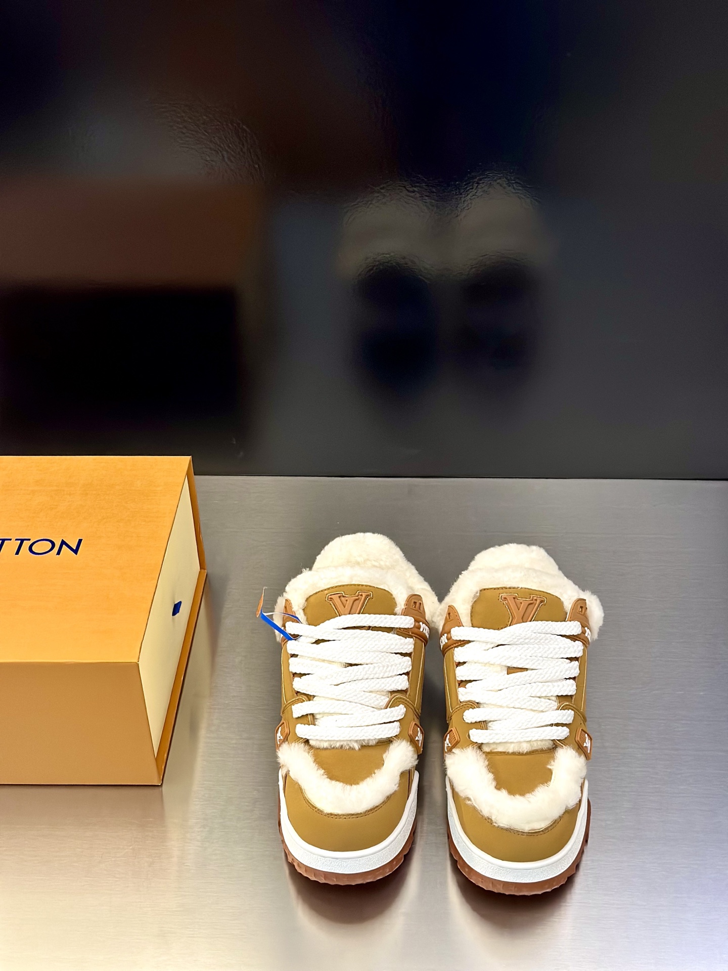 NO:621494,#Donkey brand couple's new chubby sneakers debut in the 2025 winter series, continuing the iconic design of Run Away sneakers in a large version. The smooth cow leather upper incorporates contrasting LV letters and Vuitton logo, and the lightweight rubber wedge outsole refers to the running shoe configuration. Cow leather/fabric laces have Louis Vuitton elements, and the rubber outsole is embellished with the Louis Vuitton logo. Size35-44 (customized for 38, 45 and 46),, louis  vuitton,louis vuitton,louis vuitton,sneakers,cowhide19860909# 驴牌情侣新款胖丁运动鞋初次亮相于2025冬款系列,以大号版本延续 Run Away 运动鞋的标志性设计.光滑牛革鞋面融入撞色 LV 字母和 Vuitton 标识,轻盈橡胶坡跟外底援引跑鞋构型.牛皮革／织物 鞋带路易威登元素,橡胶外底点缀路易威登标识 Size35-44（38、45 46 订做）,,louis vuitton,louis vuitton,louis vuitton,sneakers,cowhide,Men's shoes