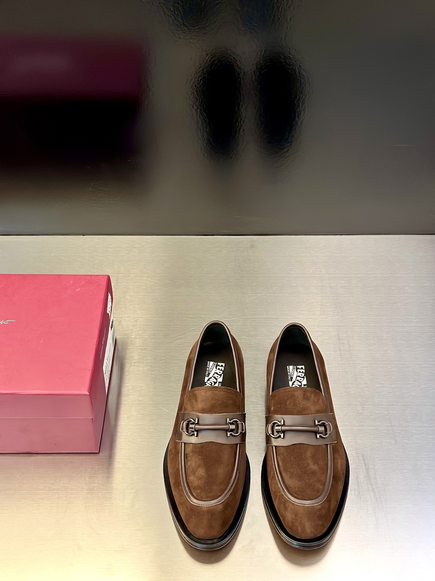 NO:621498,F Ferragamo's ingenious work, full of Italian flavor. The first layer of crystal sheepskin surface has no trimming at all. The leather with insect spots, blood vessels and ribs will be removed. The first layer of calfskin is inside, so you can compare it with everything in terms of craftsmanship and cost. The insole has memory foam. Size 39/40/41/42/43/44/45  /46,,ferragamo,cowhide,sheepskin19860909F菲拉格慕 匠心之作,满满都是意大利的味道. 头层水晶羊皮面,完全没有一点点修面,有虫斑,有血管,筋纹的皮料都会打掉,内里头层小牛皮,所以不管是工艺还是成本您都可以跟所有的东西对比.鞋垫带有记忆泡棉. 尺码39/40/41/42/43/44/45 /46,,ferragamo,cowhide,sheepskin,Men's shoes