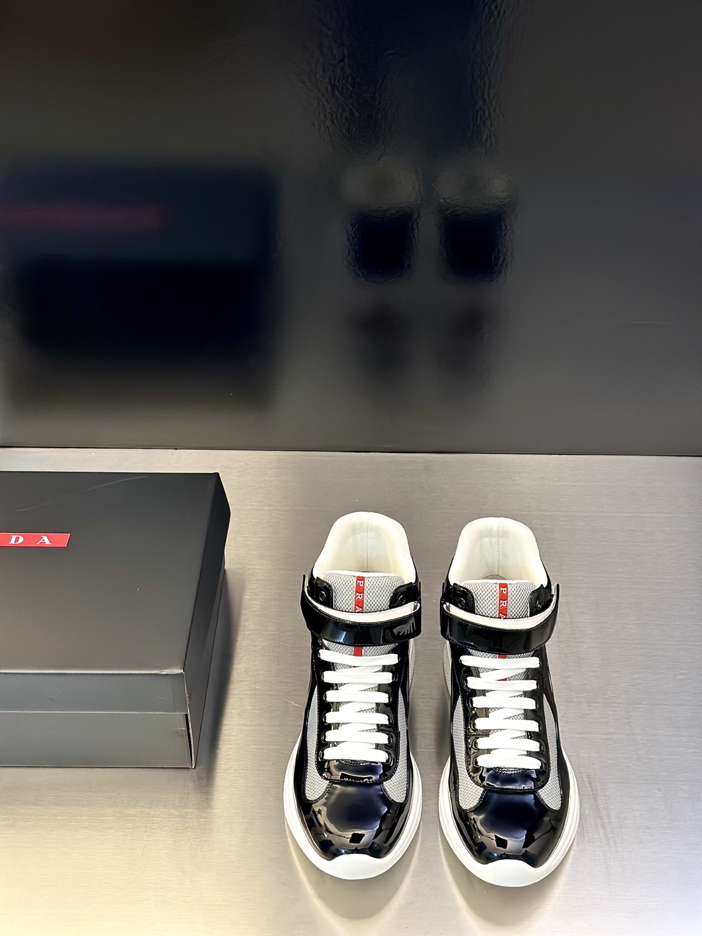 NO:639535,Prada/Prada's new men's spliced ​​casual sports boots. These sports shoes use exquisite stitching technology to outline a unique geometric texture, and contemporary lines and details reinterpret the classic sports style. They are made of ultra-official material uppers, and the lining is all cowhide. They are lightweight, breathable, practical and versatile. The tongue is decorated with the Prada Milano logo, and the logo print is embellished with laces. It is paired with a 2.5cm two-color rubber sole to create a comfortable wearing experience. Comes with a full set of original packaging dust bag!  Size 38-39-40-41-42-43-44 (45.46.47. Customized) standard leather shoe size, prada, prada, boots, sneakers, cowhide19860909Prada/普拉达 新款男士拼接休闲运动靴 这款运动鞋以精湛的缝线工艺勾勒出别具一格的几何纹理,当代风格线条与细节重新演绎经典的运动风格.采用超官网材质鞋面,内里垫脚全牛皮,轻便透气,实用百搭,鞋舌饰以Prada Milano标识,徽标印花点缀鞋带,搭配2.5cm双色橡胶鞋底,缔造舒适的穿着体验.配全套原包装防尘袋！ 尺码38-39-40-41-42-43-44（45.46.47. 订做）标准皮鞋尺码,,prada,prada,boots,sneakers,cowhide,Men's shoes