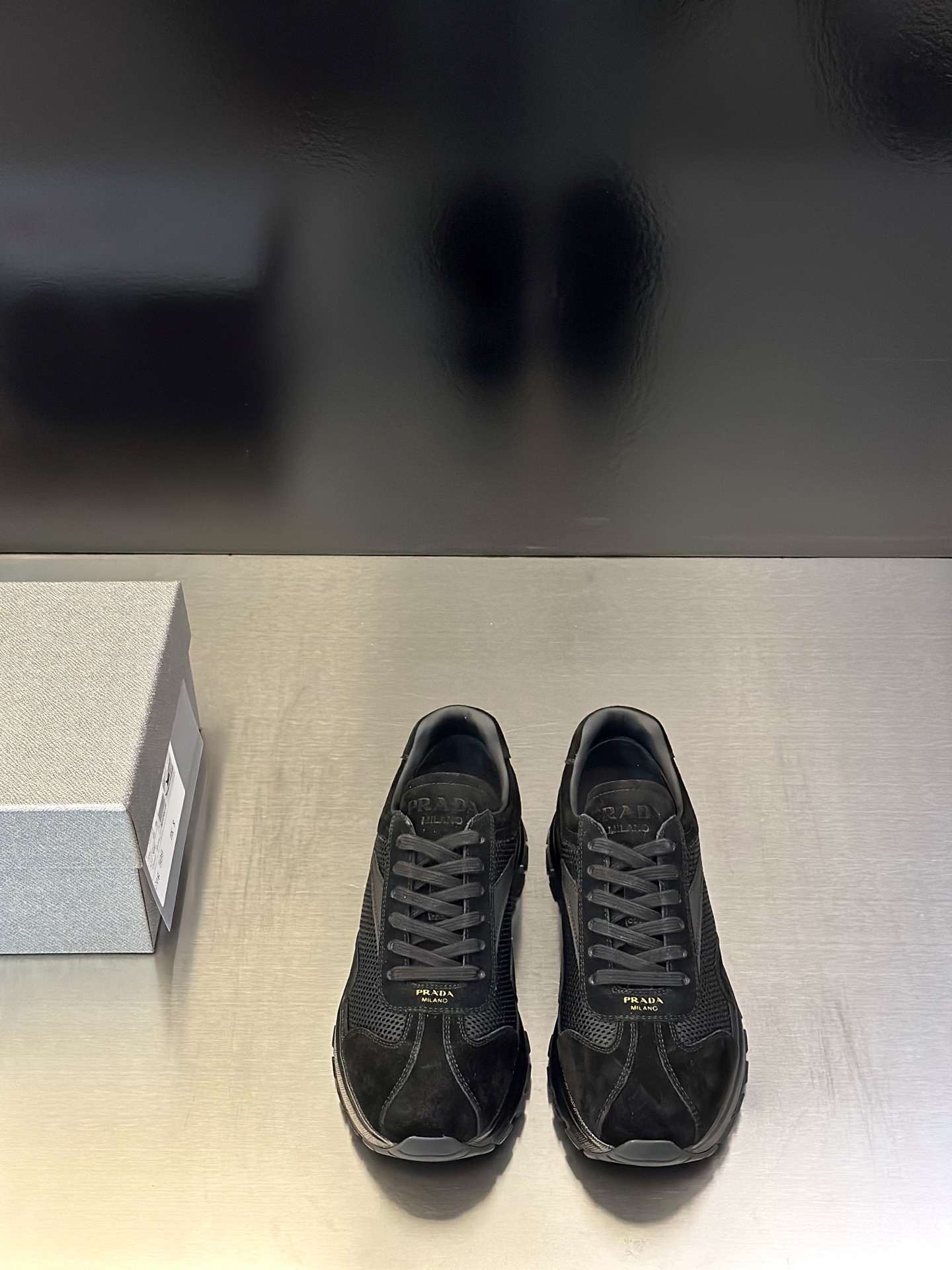 NO:639985,Prada/Prada's new men's spliced ​​casual sports shoes. These sports shoes use exquisite stitching technology to outline a unique geometric texture, and contemporary lines and details reinterpret the classic sports style. They are made of ultra-official material uppers, and the lining is all cowhide. They are lightweight, breathable, practical and versatile. The tongue is decorated with the Prada Milano logo, and the logo print is embellished with laces. It is paired with a 2.5cm two-color rubber sole to create a comfortable wearing experience. Comes with a full set of original packaging dust bag!  Size 39-40-41-42-43-44 (38, 45 customized) standard leather shoe size, prada, prada, sneakers, cowhide19860909Prada/普拉达 新款男士拼接休闲运动鞋 这款运动鞋以精湛的缝线工艺勾勒出别具一格的几何纹理,当代风格线条与细节重新演绎经典的运动风格.采用超官网材质鞋面,内里垫脚全牛皮,轻便透气,实用百搭,鞋舌饰以Prada Milano标识,徽标印花点缀鞋带,搭配2.5cm双色橡胶鞋底,缔造舒适的穿着体验.配全套原包装防尘袋！ 尺码39-40-41-42-43-44（38、45订做）标准皮鞋尺码,,prada,prada,sneakers,cowhide,Men's shoes