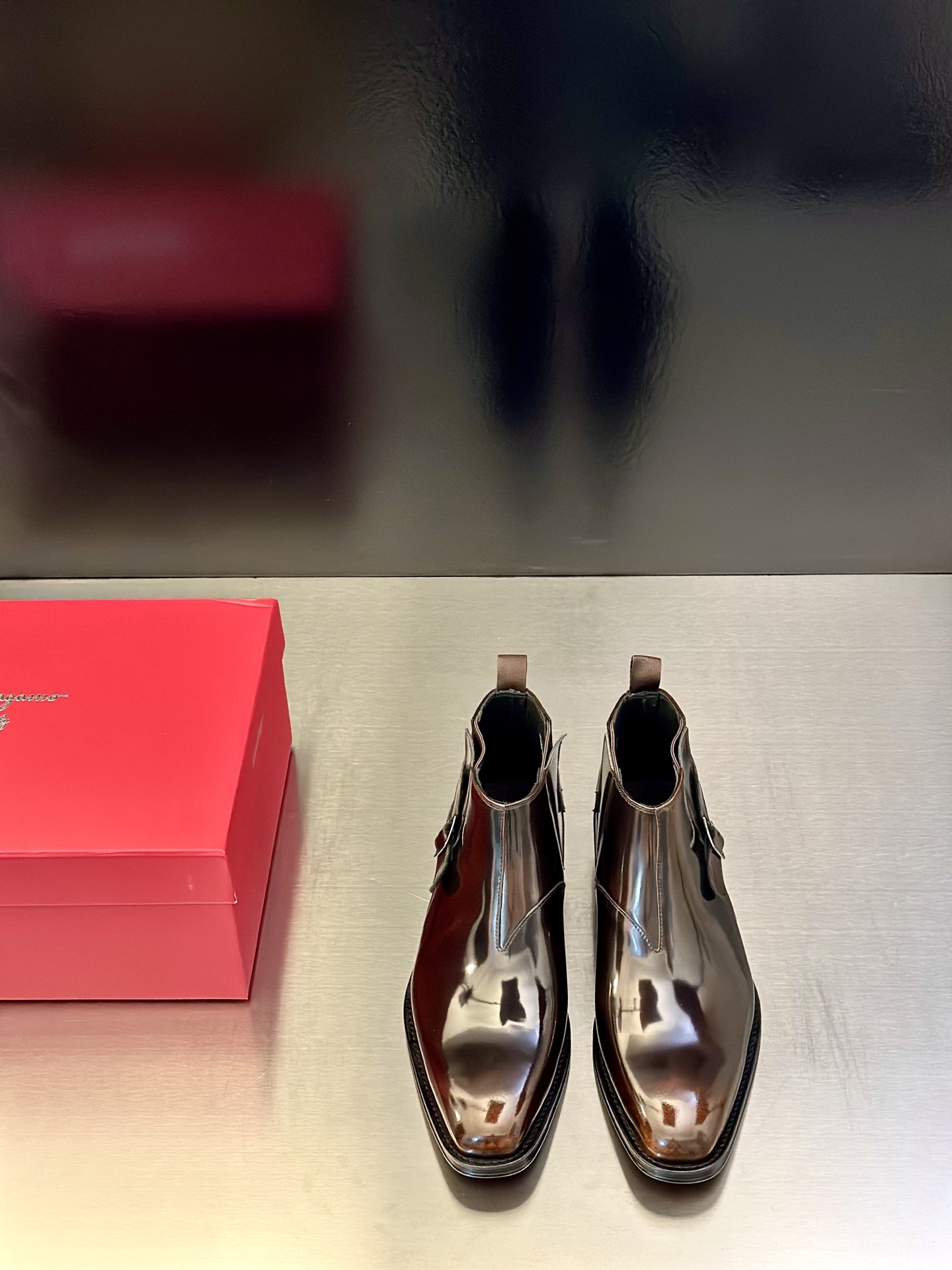 NO:639966,F Fila Curtain Men's Mocassin Loafers. These loafers are made of very soft grained cowhide and velvet cow leather. They have a classic and elegant silhouette. The upper shows charming and delicate light and shadow. The front is embellished with a hand-stitched ribbon that symbolizes the 'F Fila brand logo'. It is equipped with a genuine leather sole made of injection molded rubber and a full cowhide lining. The upper foot is soft and comfortable, and the style is simple and elegant. Comes with a complete set of original packaging dust bag shoehorn!  Code number 39-40-41-42-43-44 (45.46 customized),,loafers,cowhide19860909F 菲拉格幕 男士Mocassin乐福鞋 这款乐福鞋采用十分柔软的粒面牛皮和丝绒牛皮革打造,经典优雅轮廓,鞋面展现出迷人细腻的光影,正面点缀象征性“ F菲拉 品牌标识”的手缝饰带,搭配以注塑橡胶的真皮鞋底,全牛皮内里垫脚.上脚柔软舒适,款式简约大气.配全套原包装防尘袋鞋拔！ 码数39-40-41-42-43-44（45.46 订做）,,loafers,cowhide,Men's shoes