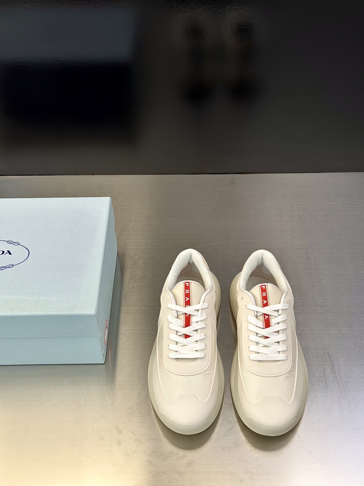 NO:639972,P Top Purchasing Purchasing Agent, the new casual sports shoe counter of the popular street god, is a popular hot model at the same time. The upper is mesh fabric imported from Italy with epoxy fabric. High-quality splicing technology is a must for fashionistas. Comfortable imported mesh lining and cowhide pad. The sole is specially made by the original factory. The exclusive molded sole is super comfortable. The original factory follows the order. High quality. You can enter and exit the counter at will. The code number is 39-44 (order 45 and 46), sneakers, cowhide19860909P 顶级代购 普 炸街男神新品休闲运动鞋专柜同步人气爆款,鞋面意大利进口网布搭配滴胶面料,高品质拼接工艺潮人必备,舒适进口网布内里牛皮垫,鞋底原厂特供原版底,独家活动成型底超级舒适,原厂跟单货,高品质,可随意进出专柜,码数 39-44（45 46订）,,sneakers,cowhide,Men's shoes