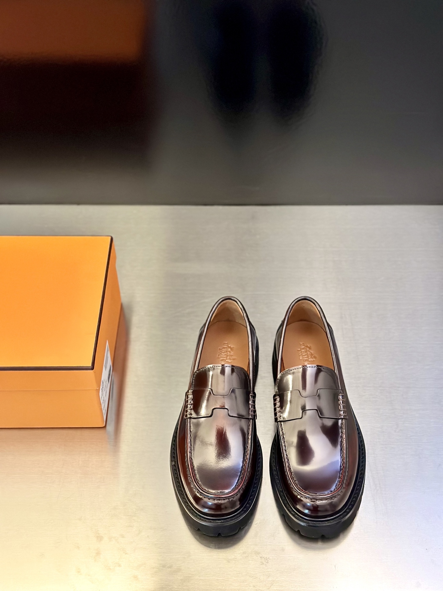 NO:640075,H Top Purchasing Hermès casual leather shoes series for street heroes. The original configuration is sold simultaneously at the counter. Italian imported cowhide fabrics, high-quality splicing technology, imported water-dyed cowhide. The soles are specially provided with original foam outsole and original factory follow-up goods. High quality. You can enter and exit the counter at will. You are welcome to compare and synchronize with the counter. The code number is 39-44 (order 38 45), hermes, cowhide19860909H顶级代购 爱马仕炸街男神休闲皮鞋系列,专柜同步发售原厂配置,意大利进口牛皮面料,高品质拼接工艺潮达人,进口水染牛里 ,鞋底原厂特供原版发泡大底、原厂跟单货,高品质可随意进出专柜,欢迎对比专柜同步,码数 39-44（ 订 38 45）,,hermes,cowhide,Men's shoes