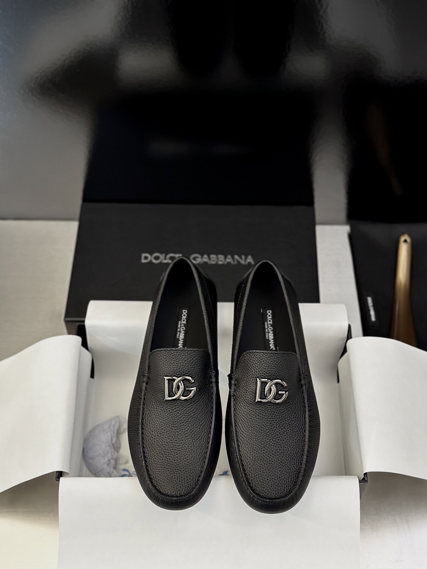 NO:640081,Dolce&Gabbana/Dolce & Gabbana cowhide/glossy leather business casual men's shoes, beanie shoes, driving shoes, exclusive high version, 2026 spring men's boutique!  A capable and modern work, classic beanie shoe style, made of imported cowhide/upper, Goodyear cold bonding process, hand-filling process, exquisite handmade mark three-dimensional stitching, with logo TR outsole, heel rubber patch non-slip and wear-resistant, label calfskin insole, sweat-absorbent and breathable, simple and elegant style, dyed calfskin lining, resistant to creases and not easy to deform, durable, simple and convenient to maintain. Comes with original box packaging!  Standard size 39-44 (38.45. Customized, non-refundable and non-exchangeable),,Dolce&Gabbana,Dolce&Gabbana,cowhide19860909Dolce&Gabbana/杜嘉班纳 牛皮/亮面皮革商务休闲男鞋豆豆鞋、驾车鞋、 独家高版本,2026开春男士精品！ 干练摩登之作,经典豆豆鞋款式,采用进口牛皮/鞋面,固特异冷粘工艺,手工填充工艺,精致手工马克立体缝线,搭配徽标TR大底,后跟橡胶贴片防滑耐磨,标签小牛皮鞋垫,吸汗透气,款式简洁大方,内里本染小牛皮,耐折痕不易变形,经久耐穿,保养简单方便.配原盒包装！ 标准码数39-44（38.45.订做不退不换）,,Dolce&Gabbana,Dolce&Gabbana,cowhide,Men's shoes