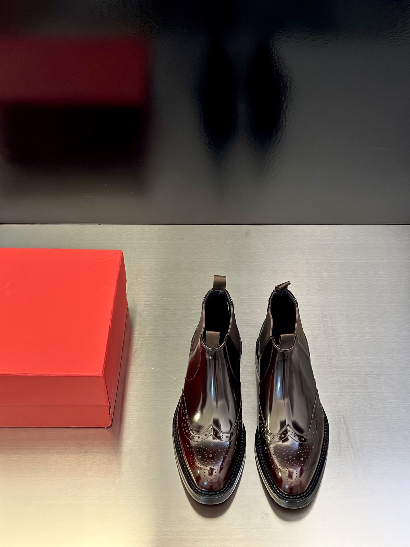 NO:640082,F Fila Curtain Men's Mocassin Loafers. These loafers are made of very soft grained cowhide and velvet cow leather. They have a classic and elegant silhouette. The upper shows charming and delicate light and shadow. The front is embellished with a hand-stitched ribbon that symbolizes the 'F Fila brand logo'. It is equipped with a genuine leather sole made of injection molded rubber and a full cowhide lining. The upper foot is soft and comfortable, and the style is simple and elegant. Comes with a complete set of original packaging dust bag shoehorn!  Code number 39-40-41-42-43-44 (45.46 customized),,loafers,cowhide19860909F 菲拉格幕 男士Mocassin乐福鞋 这款乐福鞋采用十分柔软的粒面牛皮和丝绒牛皮革打造,经典优雅轮廓,鞋面展现出迷人细腻的光影,正面点缀象征性“ F菲拉 品牌标识”的手缝饰带,搭配以注塑橡胶的真皮鞋底,全牛皮内里垫脚.上脚柔软舒适,款式简约大气.配全套原包装防尘袋鞋拔！ 码数39-40-41-42-43-44（45.46 订做）,,loafers,cowhide,Men's shoes