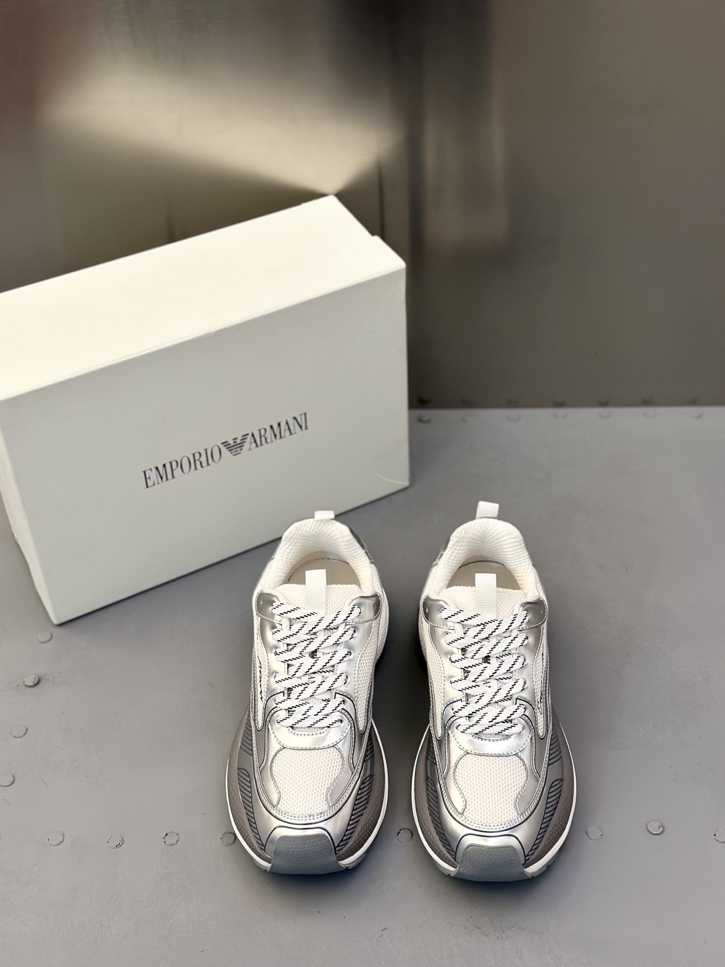 NO:680619,Arman* — Armani. New luxury sports shoes, with a dynamic appearance, simple shape, made of top-layer calfskin and breathable mesh material, breathable and comfortable, brand logo decoration on the tongue, sweat-absorbent mesh lining, comfortable foot feel. Contrast soles with a technological impact, a trendy style for outdoor urban sports!  Code number 39-44 (customized at 38.45), armani, armani, sneakers, cowhide19860909Arman* — 阿玛尼.新品奢潮运动鞋,动感外观,简约造型、头层小牛皮拼接透气网面材质打造,透气舒适,鞋舌品牌logo装饰,吸汗网面内里,舒适脚感.具有科技冲击感对比鞋底,户外都市运动风潮款！ 码数39-44（38.45定做）,,armani,armani,sneakers,cowhide,Men's shoes