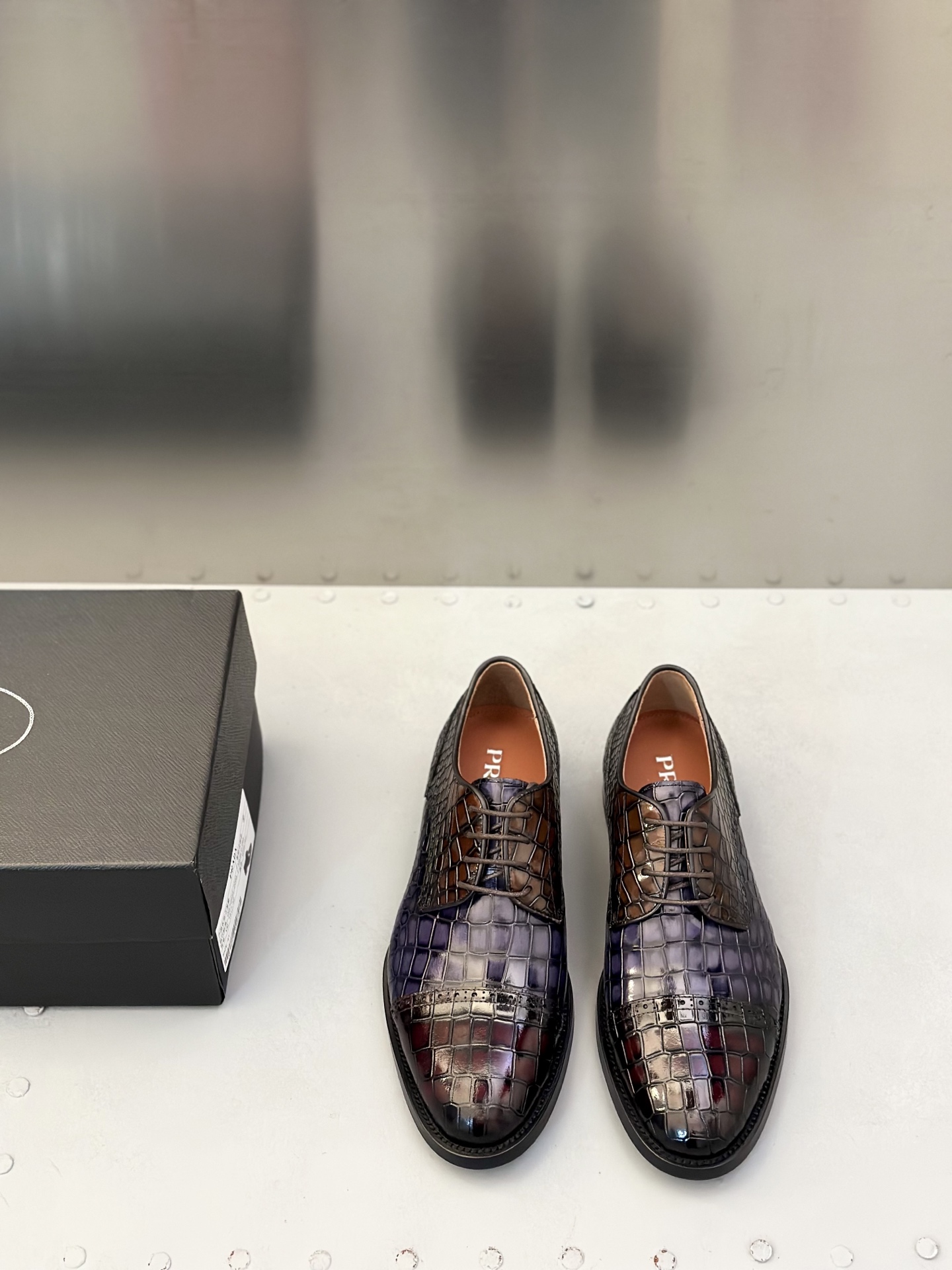 NO:680623,P's casual leather shoes are top quality products produced in Guangdong, ready for sale!  This shoe is made of selected soft snake leather, with a slightly wrinkled leather surface and a very high-end texture. Each pair is unique. The leather surface is light and soft, with a fine texture and good luster. It is a classic loafer style, with exquisite handmade mark stitching on the toe, and a square toe configuration to highlight the classic style. Semi-solid handcrafts and genuine leather outsole, with rubber patches on the heel to create wear-resistant performance and comfort. One of the must-have loafers for men!  Comes with full original packaging!  Size 39-40-41-42-43-44 (45 customized) standard leather shoe size, loafers, snakeskin, Leather soles19860909P家休闲皮鞋 莞产顶级精品,现货发售！ 这款鞋采用精选柔软蛇皮革制成,肌理感微皱皮面,很高级的纹理感,每一双都是独一无二的存在,皮面轻软柔糯,质感细腻光泽好,经典乐福鞋款式,鞋头精致手工马克缝线工艺,以方头构型彰显经典格调.半固体手工工艺和真皮大底,后跟橡胶贴片营造耐磨性能和舒适体验.男士必备乐福鞋之一！配全套原包装！ 码数39-40-41-42-43-44（45订做）标准皮鞋码,,loafers,snakeskin,Leather soles,Men's shoes