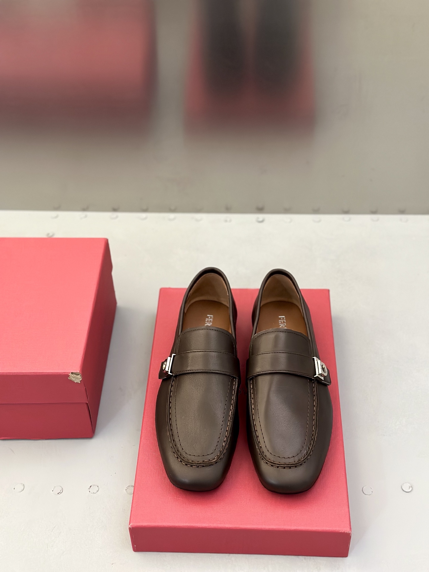 NO:680577,F Home Freesstyle men's loafers, calfskin and Epsom Heritage calfskin casual shoes, decorated with saddle buckle patterns, creating a modern urban style. Imported cowhide + cowhide lining + customized TPU rubber outsole Size: 39-44 (customized at 38.45),,fendi,loafers,cowhide19860909F家 Freesstyle男款乐福鞋 小牛皮和Epsom Heritage小牛皮休闲鞋、饰有马鞍钉扣图案,打造现代都会风格. 进口牛皮+牛皮内里+定制TPU橡胶大底 Size:39-44(38.45定做）,,fendi,loafers,cowhide,Men's shoes