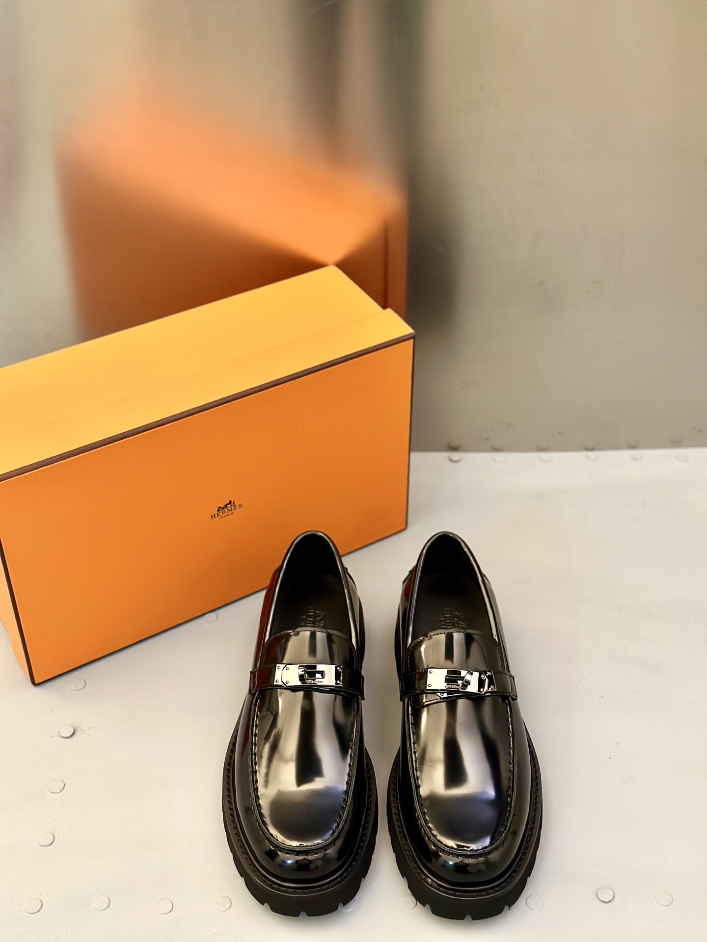 NO:680585,H Top Purchasing Hermès casual leather shoes series for street heroes. The original configuration is sold simultaneously at the counter. Italian imported cowhide fabrics, high-quality splicing technology, imported water-dyed cowhide. The soles are specially provided with original foam outsole and original factory follow-up goods. High quality. You can enter and exit the counter at will. You are welcome to compare and synchronize with the counter. The code number is 39-44 (order 38 45), hermes, cowhide19860909H顶级代购 爱马仕炸街男神休闲皮鞋系列,专柜同步发售原厂配置,意大利进口牛皮面料,高品质拼接工艺潮达人,进口水染牛里 ,鞋底原厂特供原版发泡大底、原厂跟单货,高品质可随意进出专柜,欢迎对比专柜同步,码数 39-44（ 订 38 45）,,hermes,cowhide,Men's shoes