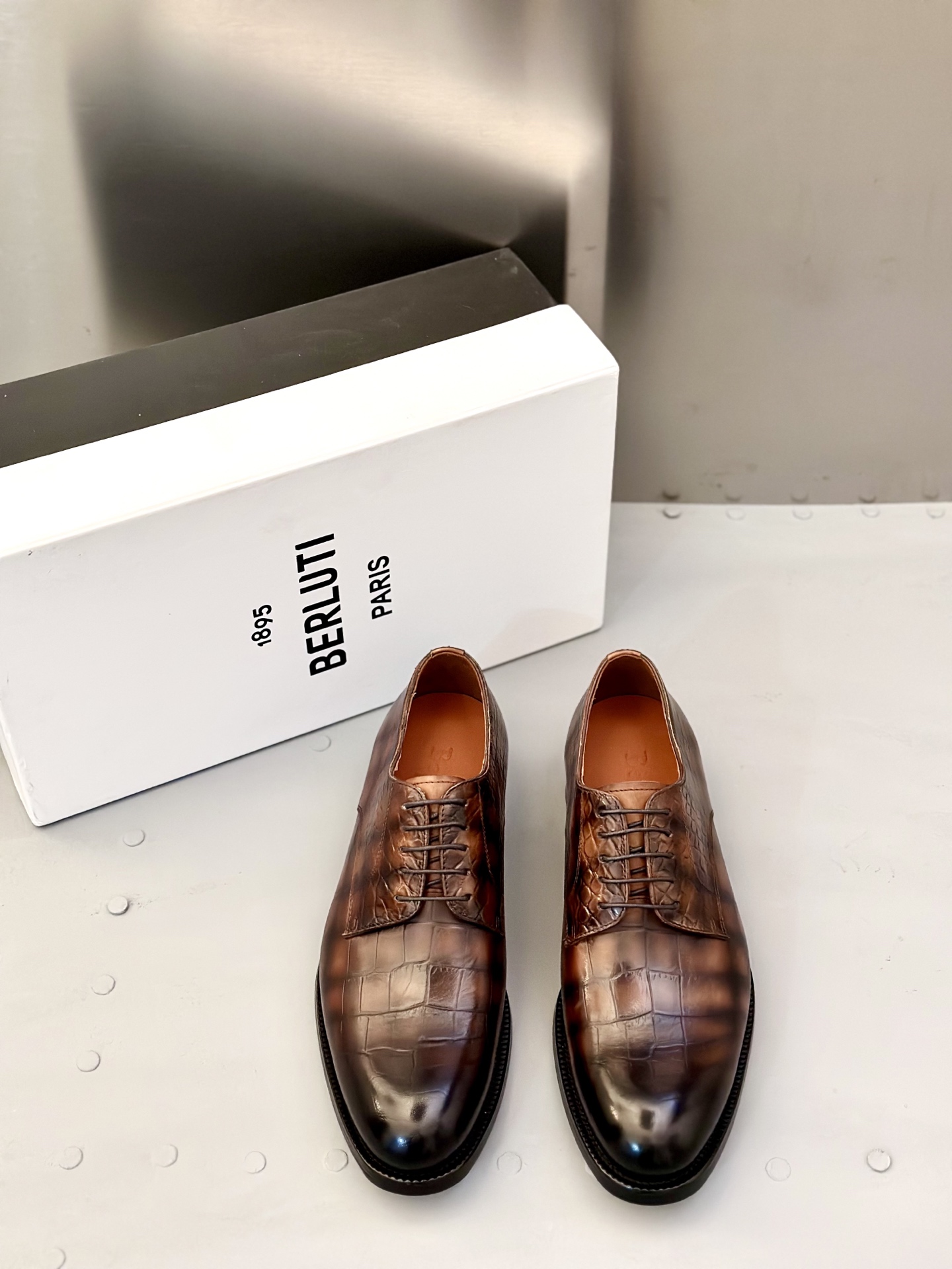 NO:680592,Berlui/Bruti handmade fine men's leather shoes. Hot model at the counter. Goodyear handmade model. Unique craftsmanship. Italian imported leather embryo, fetal cowhide surface, inner calfskin. Pure hand-painted process. The leather is fine and shiny, and resistant to creases. See detailed pictures. The texture is comparable to non-market products. Simple composite splicing last type, exquisite details. Each pair is inspected at will. It is equipped with a genuine leather outsole and a rubber patch on the heel for shock absorption.  The inner lining is originally dyed calfskin, which effectively ensures the comfort of the upper foot. It is fully hand-rubbed. Each pair of shoes has its own unique color style. The high-definition deep embossed logo badge mark is a very gorgeous and elegant men's formal leather shoe!  Size 39-40-41-42-43-44 (4546 customized) standard leather shoe size,,cowhide,Leather soles19860909Berlui/布鲁缇 手工精品男士皮鞋 .专柜同步火热款 固特异手工款 匠心独具 意大利进口皮胚 胎牛皮面 内里小牛皮 纯手工上色工艺 皮质细腻光泽透亮、耐折痕 详见细节图 质感非市场货可以比拟 简约复合拼接楦型,细节精致 每一双随便验货 搭配真皮大底底层 后跟橡胶贴片减震 内里本染小牛皮、有效保障上脚舒适度 全手工擦色工艺 每一双鞋子都有自己独有的颜色风格 高清深度压纹logo徽章标、非常华丽又凸显大气的一款男士正装皮鞋 ！ 尺码39-40-41-42-43-44（4546订做）标准皮鞋尺码,,cowhide,Leather soles,Men's shoes