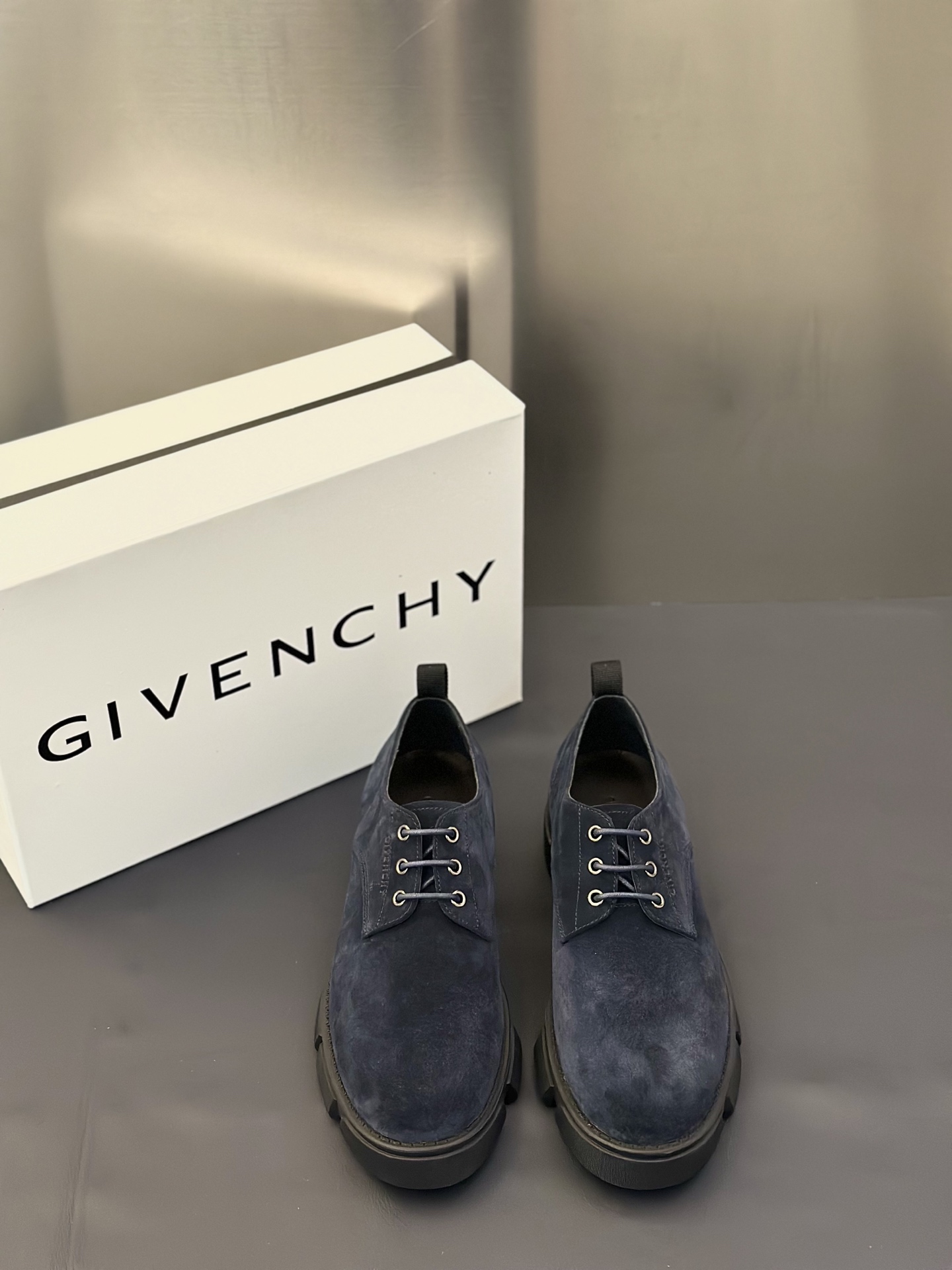 NO:690330,Givenchy show men's casual shoes, cowhide open-edge bead-effect patent leather short boots Show series, comfortable padded collar, gold-finish metal hook and eye fastener, GIVENCHY LOGO embossed on the tongue, GIVENCHY LOGO embossed on the heel of the sole, 4G LOGO embossed on the heel, thick rubber sole, leather insole, GIVENCHY 4G LOGO embossed Size: 39-44 (38.45  Customized),,givenchy,boots,cowhide19860909Givenchy show 男士休闲鞋 牛皮开边珠效果漆面皮革短靴 Show系列 舒适加衬鞋口 金色饰面金属钩眼扣 鞋舌压印GIVENCHY LOGO,鞋底后跟饰以GIVENCHY LOGO压花 后跟压印4G LOGO 橡胶厚底 皮革内底,压印GIVENCHY 4G LOGO Size:39-44(38.45 定制）,,givenchy,boots,cowhide,Men's shoes