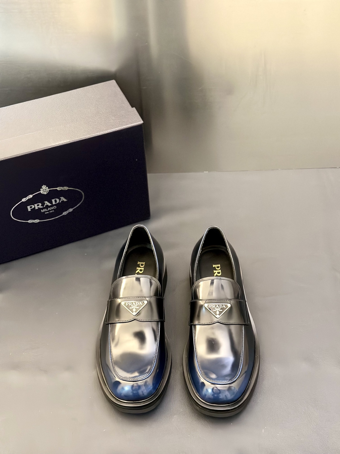 NO:690341,P's latest fashionable business men's shoes. This Derby shoe has a retro design style, showing a mix and match style. Imported open edge bead fabric, cowhide lining, TPU original outsole Size: 39-44 (customized at 38.45),,cowhide19860909P家最新款 时尚商务男鞋 这款德比鞋具有复古设计风格,呈现混搭格调. 进口开边珠面料、牛皮内里,TPU原厂大底 Size:39-44(38.45定做),,cowhide,Men's shoes