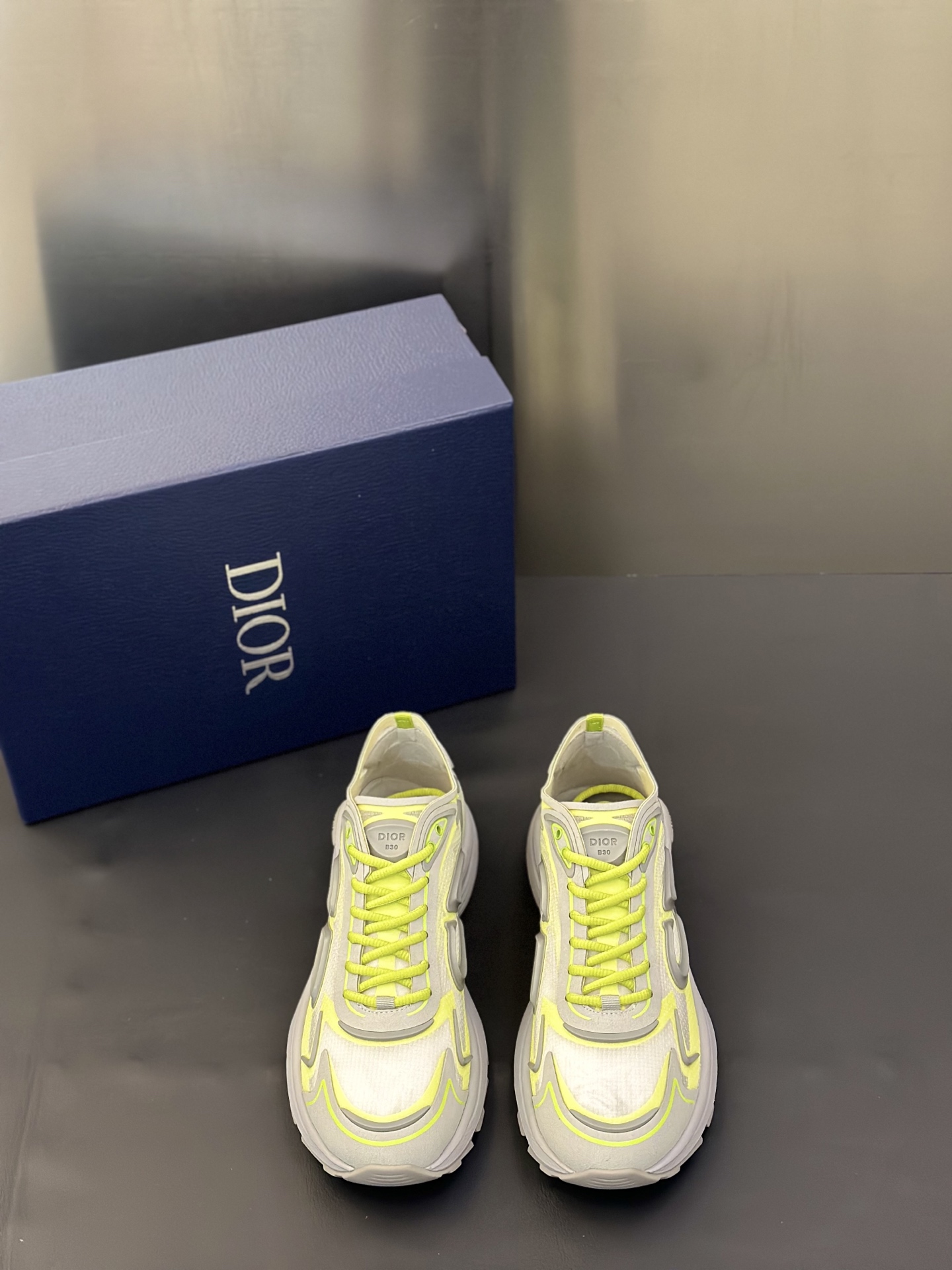 NO:690317,Dior's 2026 Spring Couple Sports Shoes are a new product in Dior's men's series, focusing on comfort and fashion. The upper is made of breathable mesh + fabric splicing, which is light and fits the foot shape, and is super comfortable for daily wear. The sole is made of rubber, with excellent grip and wear resistance, suitable for commuting or light exercise. The overall style is simple, the gray tone is versatile, and the shoelaces are adjustable and more stable to wear. Designed by Kim Jones, it is both practical and trendy, and is one of the new popular items in early spring①.  size35-44 (customized at 38.45),,dior,dior,sneakers19860909Dior 2026开春情侣运动鞋是迪奥男士系列新品,主打舒适与时尚.鞋面采用透气网布+织物拼接,轻盈又贴合脚型,日常穿着超舒适.鞋底橡胶材质,抓地力和耐磨性都很棒,适合通勤或轻运动.整体简约,灰色调百搭,鞋带可调节,穿着更稳固.由Kim Jones设计,兼具实用与潮流,是早春新款热门单品之一①. size35-44（38.45定做）,,dior,dior,sneakers,Men's shoes