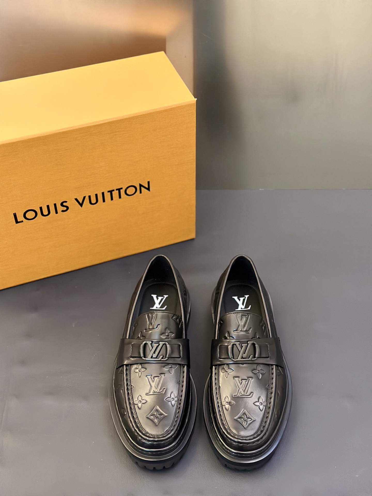 NO:704611,L New men's high-end casual sports shoes, using imported first-layer cowhide brand lougou, original ultra-light TPU foam outsole, wear-resistant and comfortable, Monogram lougou embellished rubber outsole, water-dyed cowhide lining, versatile classic style!  Size39-44 (38.45, 46 customized),,sneakers,cowhide19860909L 新品男士高端休闲运动鞋,选用进口头层牛皮品牌lougou,原版超轻tpu发泡大底,耐磨舒适,Monogram lougou点缀橡胶外底,水染牛皮内里,百搭经典款式！ Size39-44（38 .45、46 定做）,,sneakers,cowhide,Men's shoes