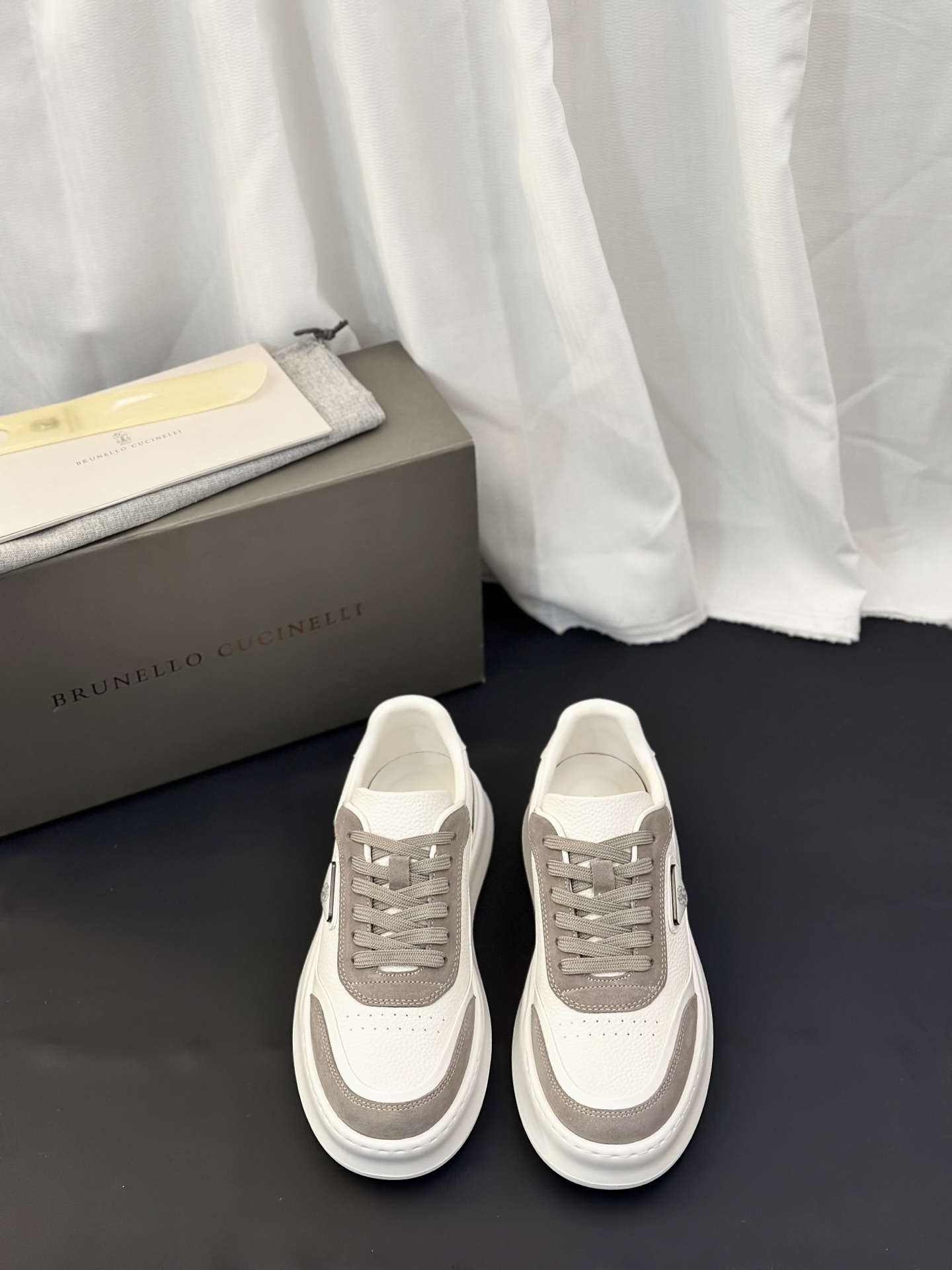 NO:711650,Brunello Cucinelli ss new spring and summer men's shoes are shipped, referred to as BC. This brand is the world's top luxury brand from Italy. It is known as the 'King of Cashmere' and 'Real Luxury in the Clothing Industry' for low-key luxury. Many people know that cashmere Cashmere is top-notch, expensive, and you can't take it off once you wear it. It is also very versatile. No brand knows how to use top-grade cashmere fabrics to create a 'low-key luxury' style. The upper is top-grade cashmere + high mercerized elk leather.  The inner lining is made of white benzene-dyed special calfskin + 0.5mm circular punching design. The foot pads are made of high-elastic foam and are aligned with the calfskin. The upper foot is comfortable and breathable without stuffing the feet. It does not fade or slip. The environmentally friendly and harmless TPU+PU outsole is formed in one piece. It is clean and does not need to be glued. The texture is overwhelming. Visible luxury. Counter packaging. Size 39/40/41/42/43/44 (custom-made at 45.46). The shoe box adopts the original drawer-type shoe box.  Comes with shoe storage bag, standard leather shoe sizes, brunello cucinelli, cowhide19860909Brunello Cucinelli ss春夏新款男鞋出货 简称BC 此品牌是来自意大利的世界顶级奢侈品牌,被誉为低调奢华的 “山羊绒之王” 和 “服装界真正的奢侈品”.很多人都知道羊绒Cashmere顶级、昂贵,一穿就脱不下来,还特别百搭,没有比BC这个品牌更懂得把顶级的羊绒面料设计出一种 “低调的奢华” 的风格. 鞋面顶级羊绒+高丝光麋皮 内里是本白色苯染专用小牛皮+0.5mm圆形冲孔设计,脚垫高弹发泡与牛里对贴,上脚舒服透气不闷脚,不掉色,不打滑,环保无害TPU+PU大底一体成型,干净不开胶.质感爆棚 看得见的奢华 专柜包装 尺码39/40/41/42/43/44（45.46订做）鞋盒采用原版抽屉式鞋盒 配鞋履收纳袋 标准皮鞋码,,brunello cucinelli,cowhide,Men's shoes