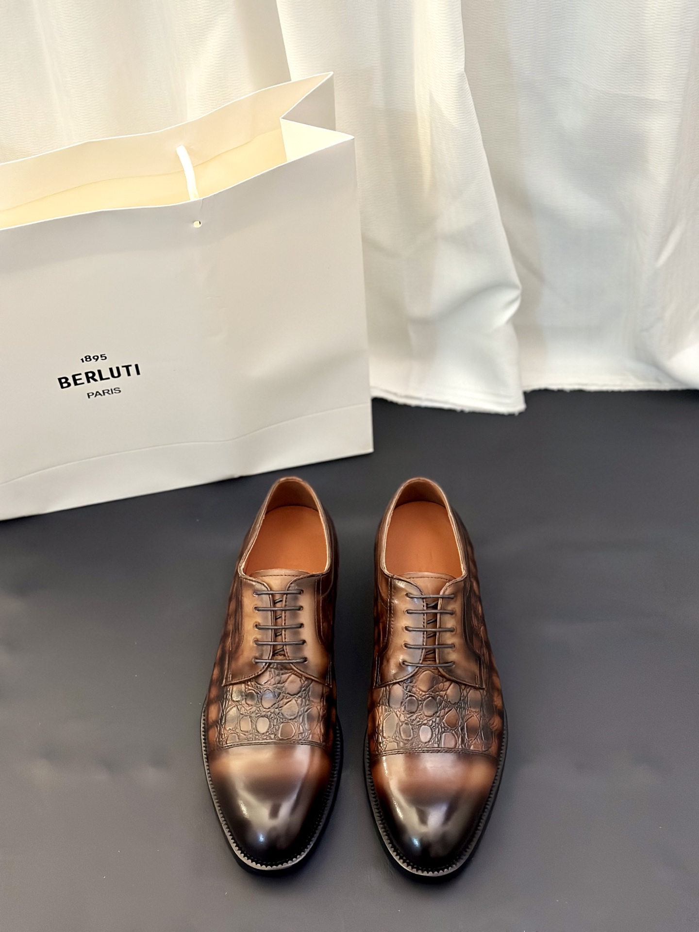 NO:729350,Berlut* — Bruti. Batch. High-end genuine leather outsole formal leather shoes, using imported cowhide leather uppers. Soft and stylish, hand-made color change technology, low-key luxury temperament, comfortable and breathable version, calfskin leather feet. Imported genuine leather outsole, showing extraordinary attitude. Full set of original counter packaging. Size 39-44 (45 customized),,cowhide,Leather soles19860909Berlut* — 布鲁提.批.高端真皮大底正装皮鞋,采用进口牛皮鞋面 柔软有型,手工改色工艺,低调奢华气质,舒适透气版型,小牛皮真皮垫脚 进口真皮大底,彰显不凡态度 全套专柜原包装. 码数39-44（45定制）,,cowhide,Leather soles,Men's shoes