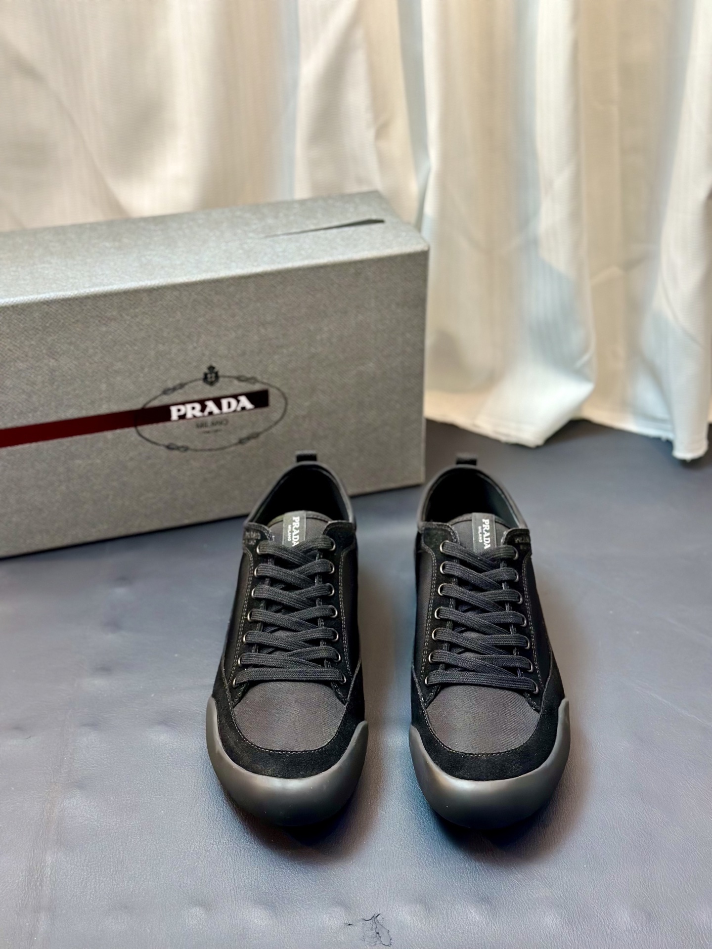 NO:745278,Prad*Prada's 2025 new men's high-end sports shoes, these sports shoes are fashionable and versatile, simple and modern, integrating sports style and exquisite details. They are made of leather, with rubber soles, letter logos embossed on the tongues, and the iconic enameled triangular metal logos, showing a sense of elegance and sophistication. Size39-44 (customized for 45),, prada, prada, sneakers19860909Prad*普拉达2025新品男士高端运动鞋,这款运动鞋时尚百搭,简洁现代,融合运动风格和精致细节.选用皮革材质打造,搭配橡胶鞋底,鞋舌压印字母徽标,标志性的涂珐琅三角形金属徽标尽显高雅考究之感. Size39-44（45订做）,,prada,prada,sneakers,Men's shoes
