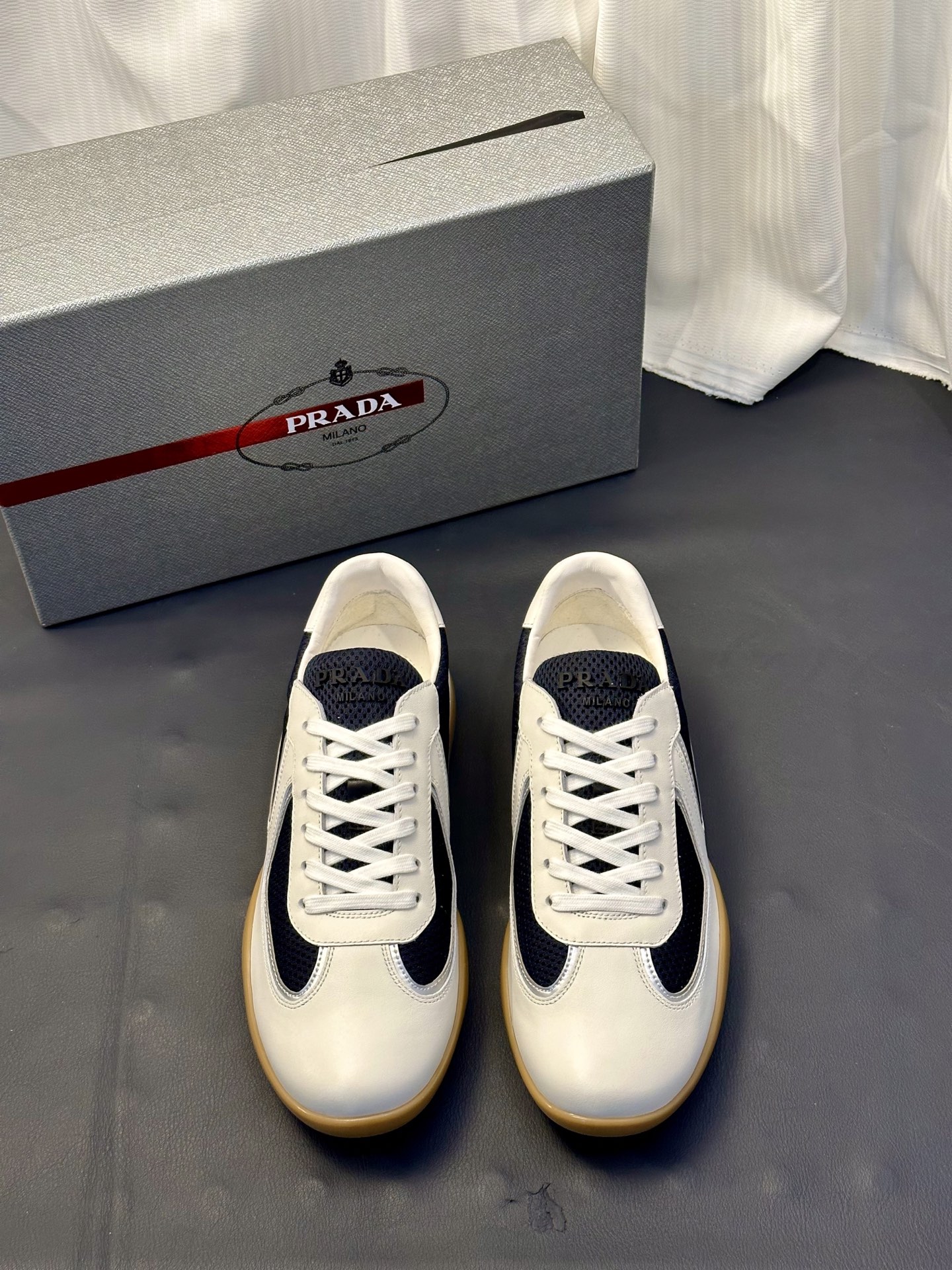 NO:745283,Prada/Prada's new men's spliced ​​casual sports shoes. These sports shoes use exquisite stitching technology to outline a unique geometric texture, and contemporary lines and details reinterpret the classic sports style. They are made of ultra-official material uppers, and the lining is all cowhide. They are lightweight, breathable, practical and versatile. The tongue is decorated with the Prada Milano logo, and the logo print is embellished with laces. It is paired with a 2.5cm two-color rubber sole to create a comfortable wearing experience. Comes with a full set of original packaging dust bag!  Size 39-40-41-42-43-44 (45 customized) standard leather shoe size, prada, prada, sneakers, cowhide19860909Prada/普拉达 新款男士拼接休闲运动鞋 这款运动鞋以精湛的缝线工艺勾勒出别具一格的几何纹理,当代风格线条与细节重新演绎经典的运动风格.采用超官网材质鞋面,内里垫脚全牛皮,轻便透气,实用百搭,鞋舌饰以Prada Milano标识,徽标印花点缀鞋带,搭配2.5cm双色橡胶鞋底,缔造舒适的穿着体验.配全套原包装防尘袋！ 尺码39-40-41-42-43-44（45订做）标准皮鞋尺码,,prada,prada,sneakers,cowhide,Men's shoes