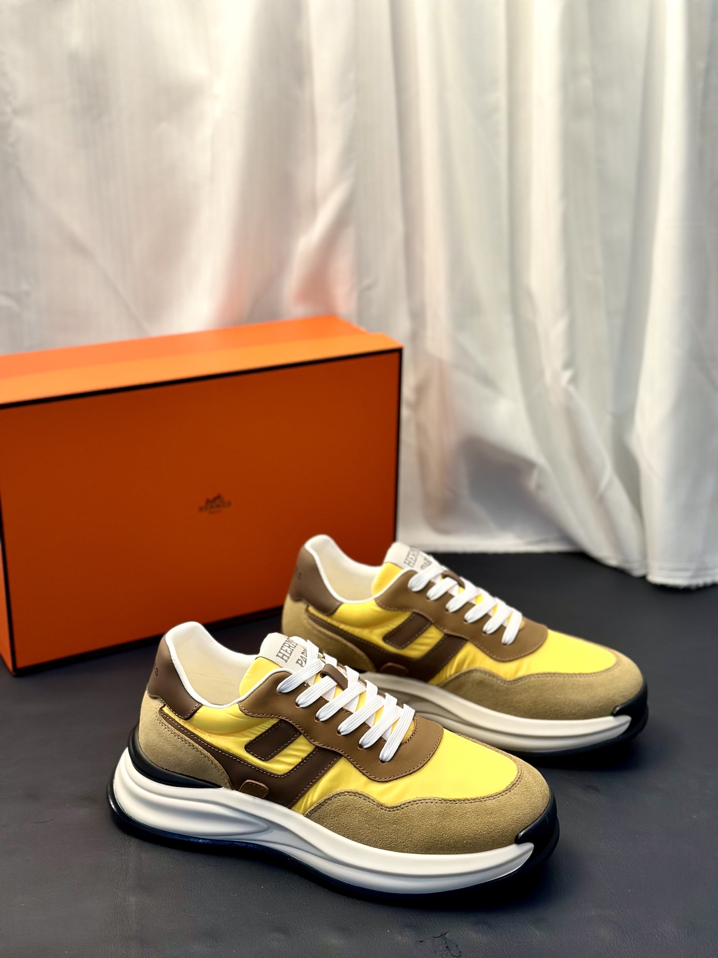 Moncler男 Style Leather Men's Shoes Lookbook Reference image 2