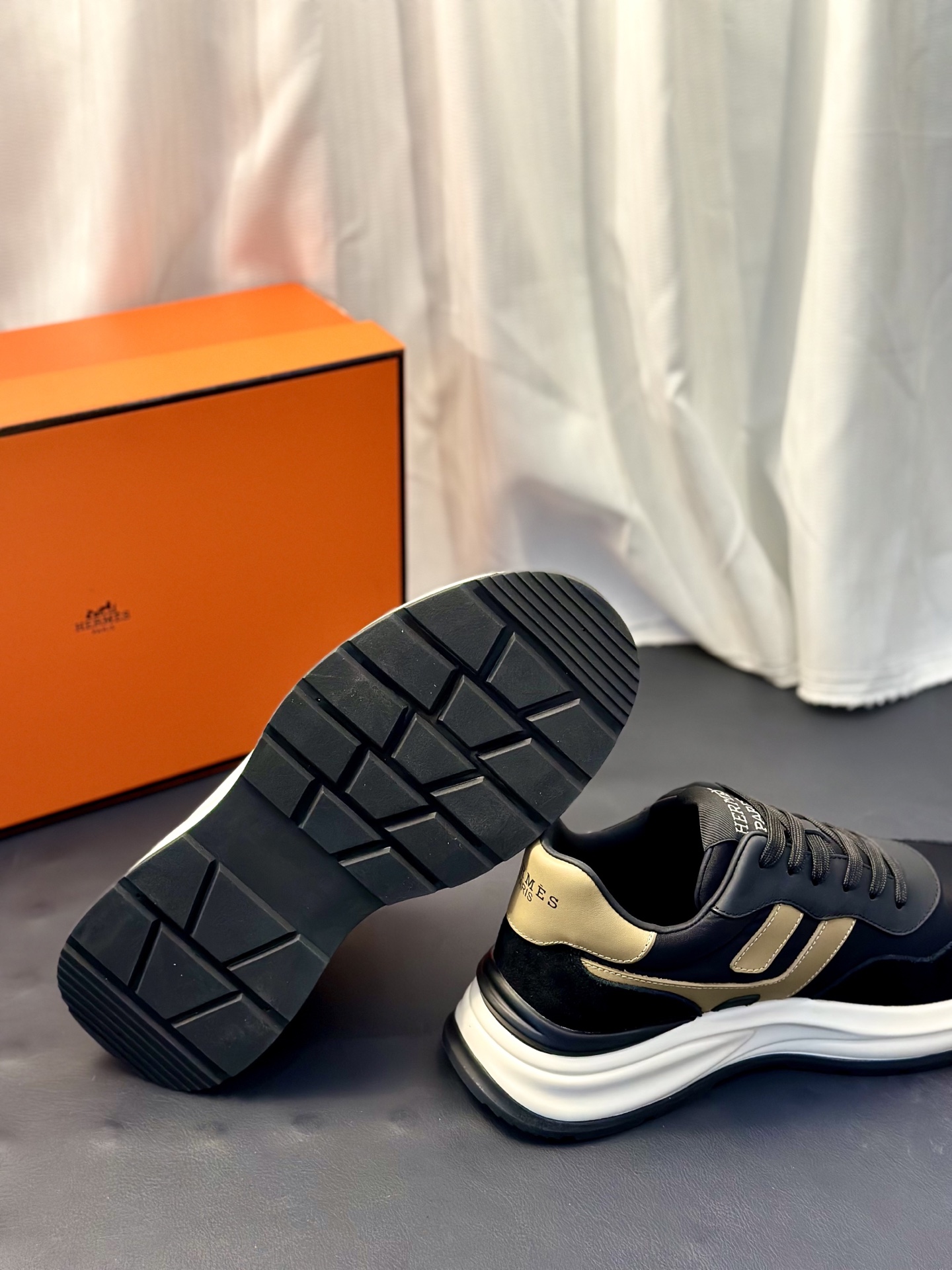 Moncler男 Style Leather Men's Shoes Lookbook Reference image 2
