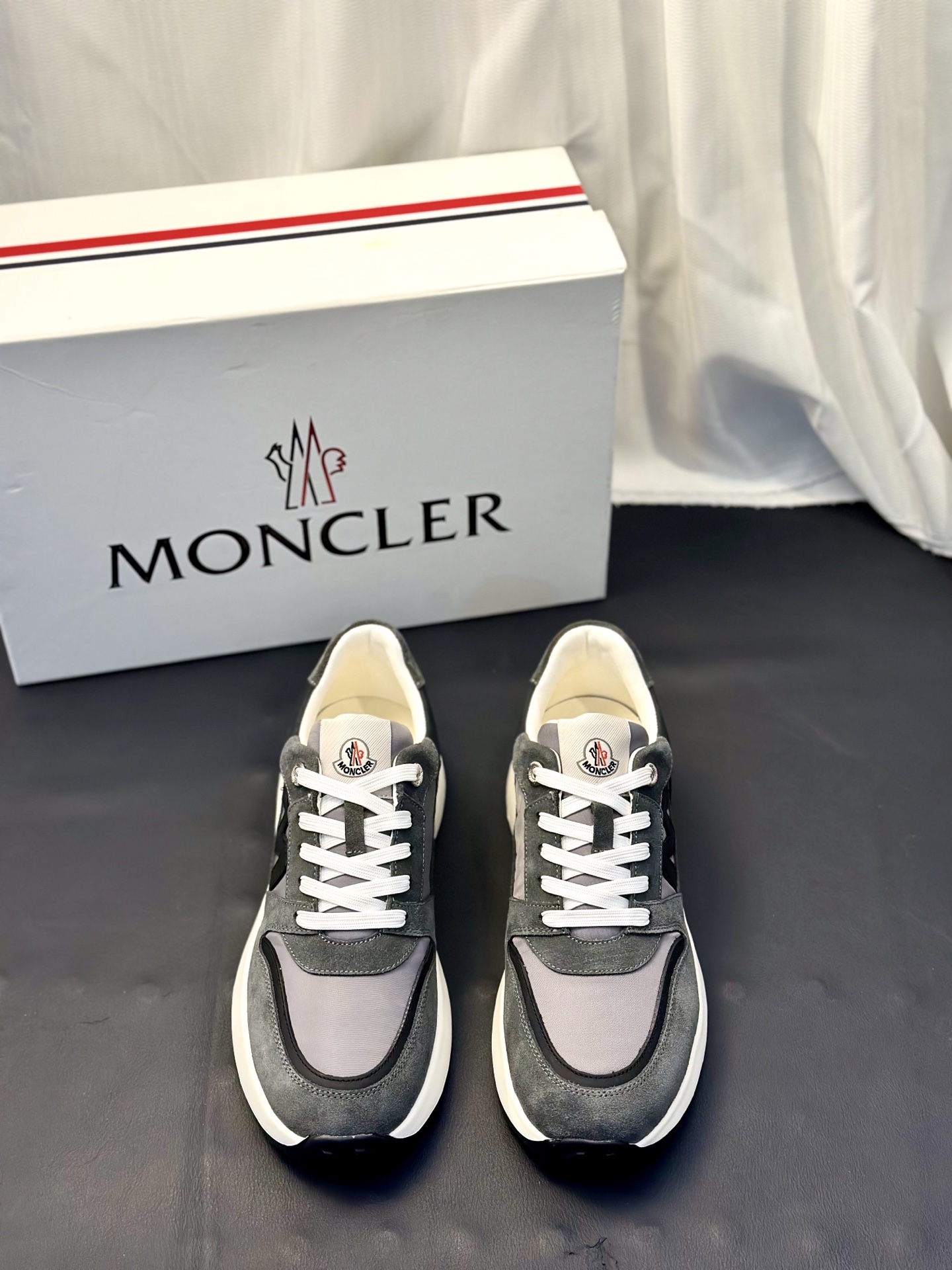 Moncler男 Style Leather Men's Shoes Lookbook Reference image 1