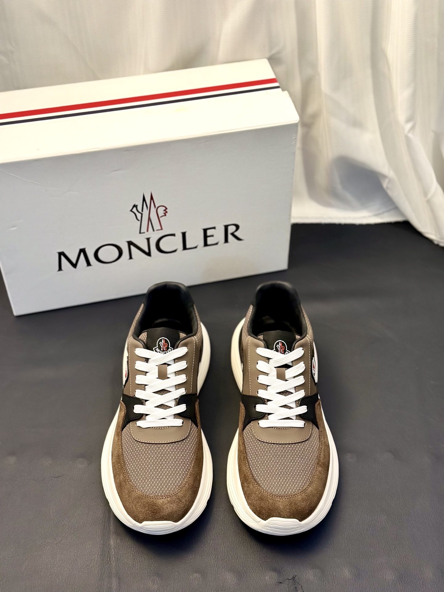 Moncler男 Style Leather Men's Shoes Lookbook Reference image 1