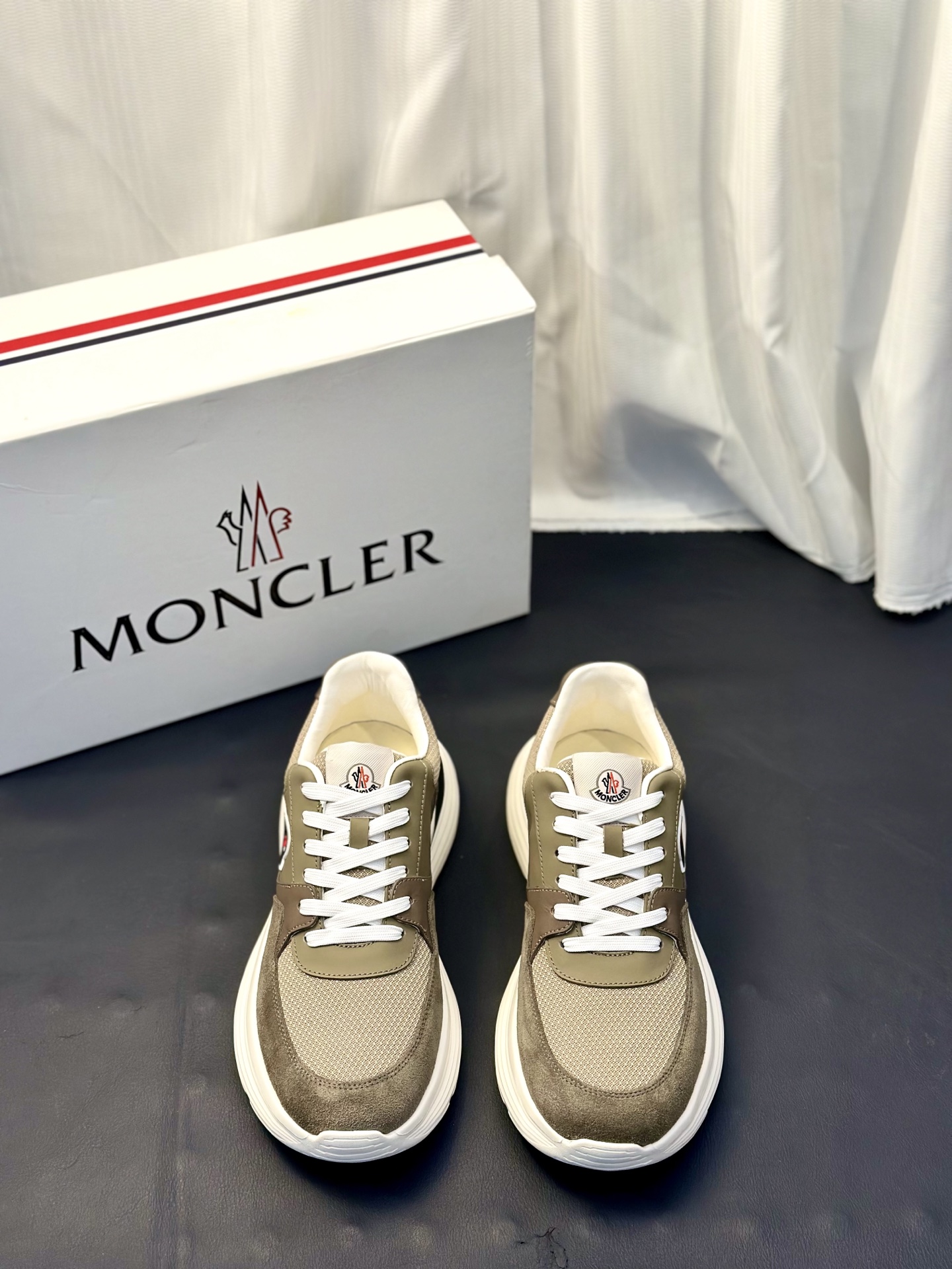 NO:746079,Moncler/Men's new leather se sneakers. These sneakers are made of suede cow leather and smooth calfskin contrast stitching uppers, decorated with 'M'-shaped punching details on the sides, and classic logo details on the tongue. The low-cut lace-up design is lightweight and flexible, highlighting urban style. It is equipped with a 3.5CM lightweight EVA rubber outsole, which is soft, comfortable, non-slip and shock-absorbing. The fabric has an inner lining, and the logo cowhide feet are comfortable, light and breathable!  Comes with full set of original packaging dust bag!  Size 39-40-41-42-43-44 standard leather shoe size (38/45 can be customized and cannot be returned or exchanged), Moncler, sneakers, cowhide19860909Moncler/蒙口 男士新款皮革se运动鞋 这款运动鞋采用绒面牛皮革和光滑小牛皮撞色拼接鞋面,侧面饰以“M”字形冲孔细节,鞋舌饰有经典徽标细节,低帮系带款式设计,轻巧灵活,彰显都市风格.搭配3.5CM轻盈EVA橡胶大底,柔软舒适防滑减震.织物具有内里,徽标牛皮垫脚,上脚舒适轻便透气！配全套原包装防尘袋！ 尺码39-40-41-42-43-44 标准皮鞋尺码（38/45可定做不能退换）,,Moncler,sneakers,cowhide,Men's shoes