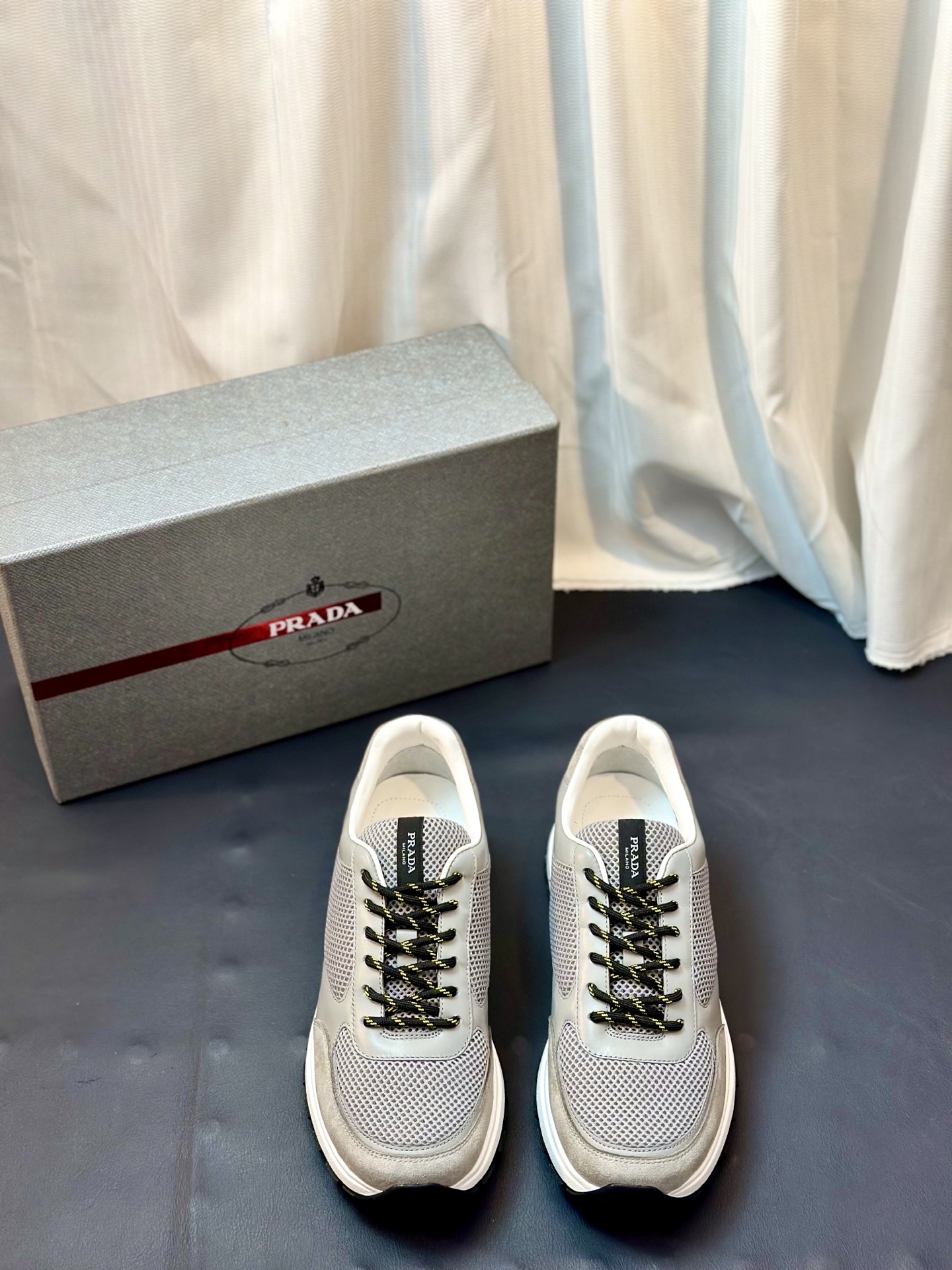 NO:756273,Prada/Prada's new men's spliced ​​casual sports shoes. These sports shoes use exquisite stitching technology to outline a unique geometric texture, and contemporary lines and details reinterpret the classic sports style. They are made of ultra-official material uppers, and the lining is all cowhide. They are lightweight, breathable, practical and versatile. The tongue is decorated with the Prada Milano logo, and the logo print is embellished with laces. It is paired with a 2.5cm two-color rubber sole to create a comfortable wearing experience. Comes with a full set of original packaging dust bag!  Size 39-40-41-42-43-44 (45 customized) standard leather shoe size, prada, prada, sneakers, cowhide19860909Prada/普拉达 新款男士拼接休闲运动鞋 这款运动鞋以精湛的缝线工艺勾勒出别具一格的几何纹理,当代风格线条与细节重新演绎经典的运动风格.采用超官网材质鞋面,内里垫脚全牛皮,轻便透气,实用百搭,鞋舌饰以Prada Milano标识,徽标印花点缀鞋带,搭配2.5cm双色橡胶鞋底,缔造舒适的穿着体验.配全套原包装防尘袋！ 尺码39-40-41-42-43-44（45订做）标准皮鞋尺码,,prada,prada,sneakers,cowhide,Men's shoes